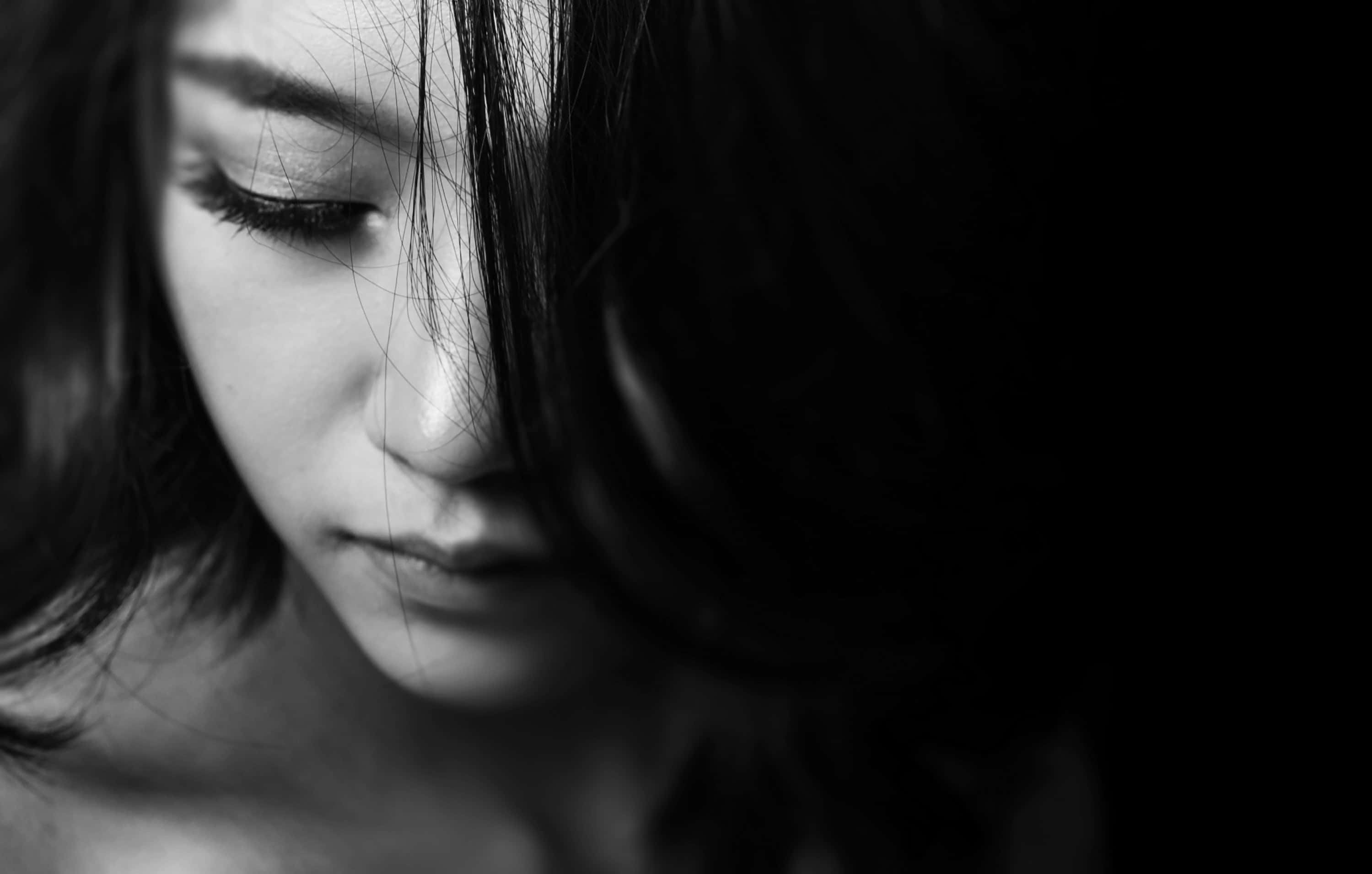 sad woman, black and white, close-up, 2K Desktop Wallpaper