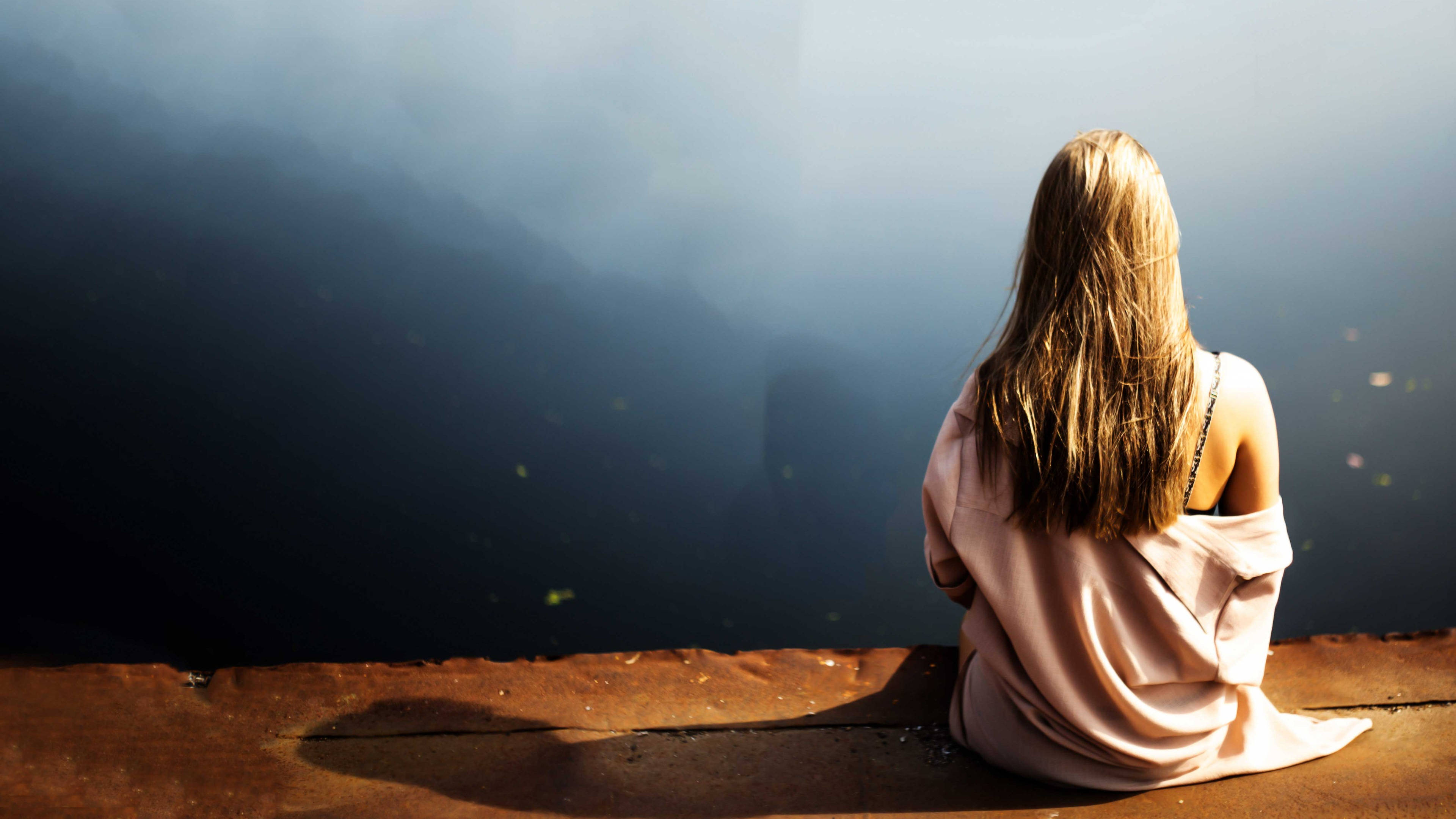 Sad Blonde Girl, long hair, rusty ledge, 4K Desktop Wallpaper
