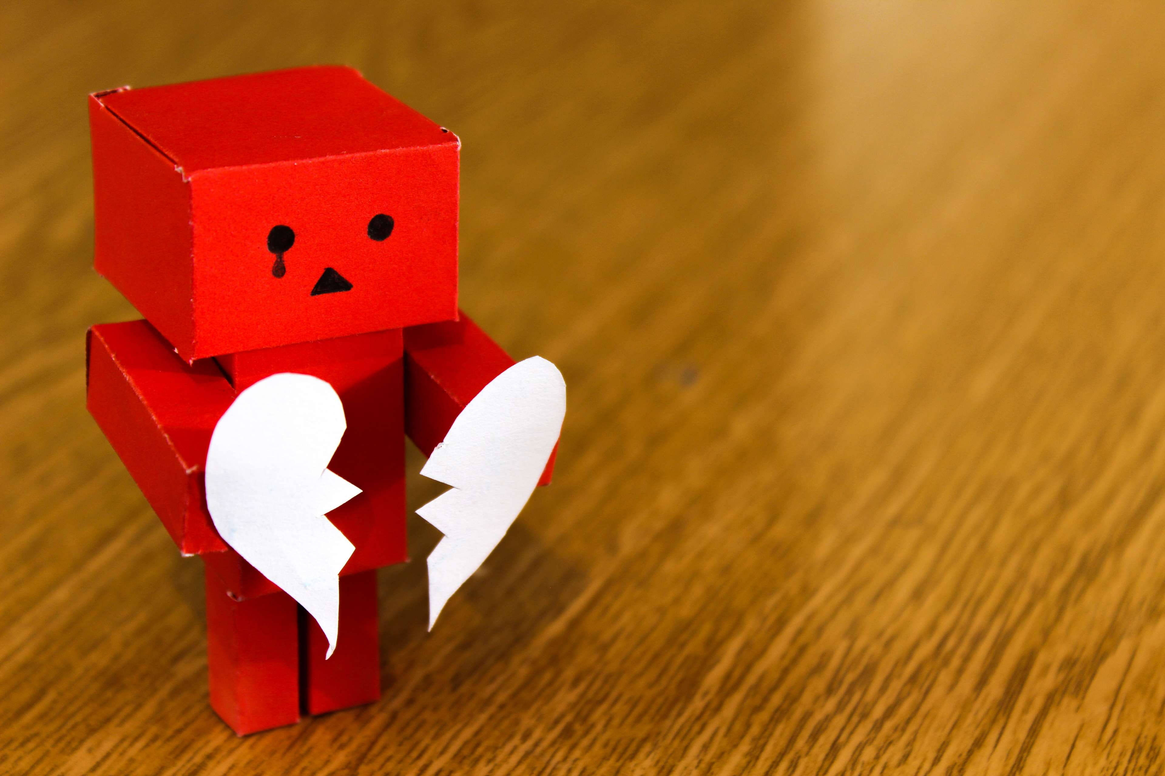 red paper robot, sad face, broken white heart, 4K Desktop Wallpaper