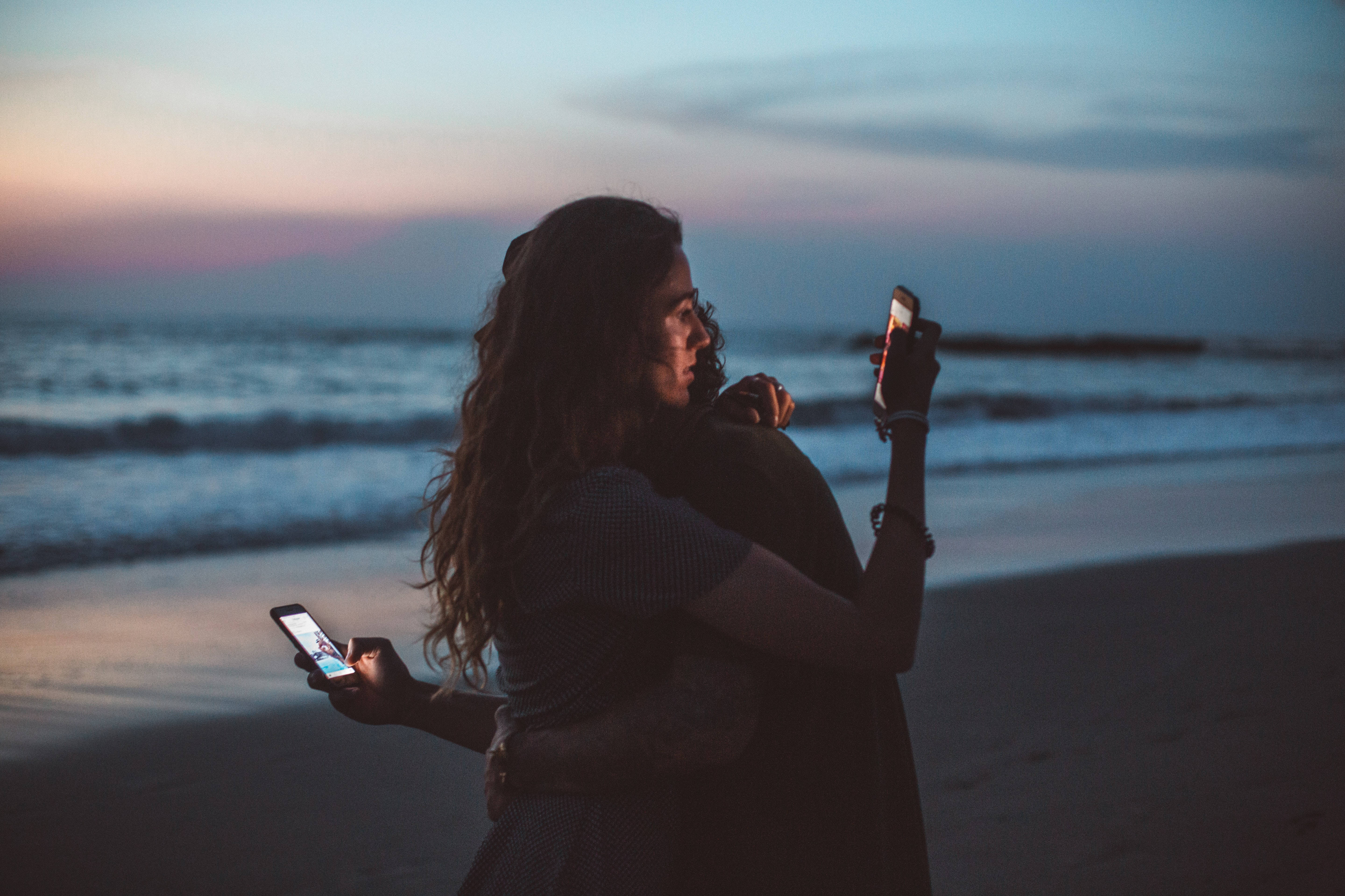 beach, twilight, glowing smartphones, 5K Desktop Wallpaper
