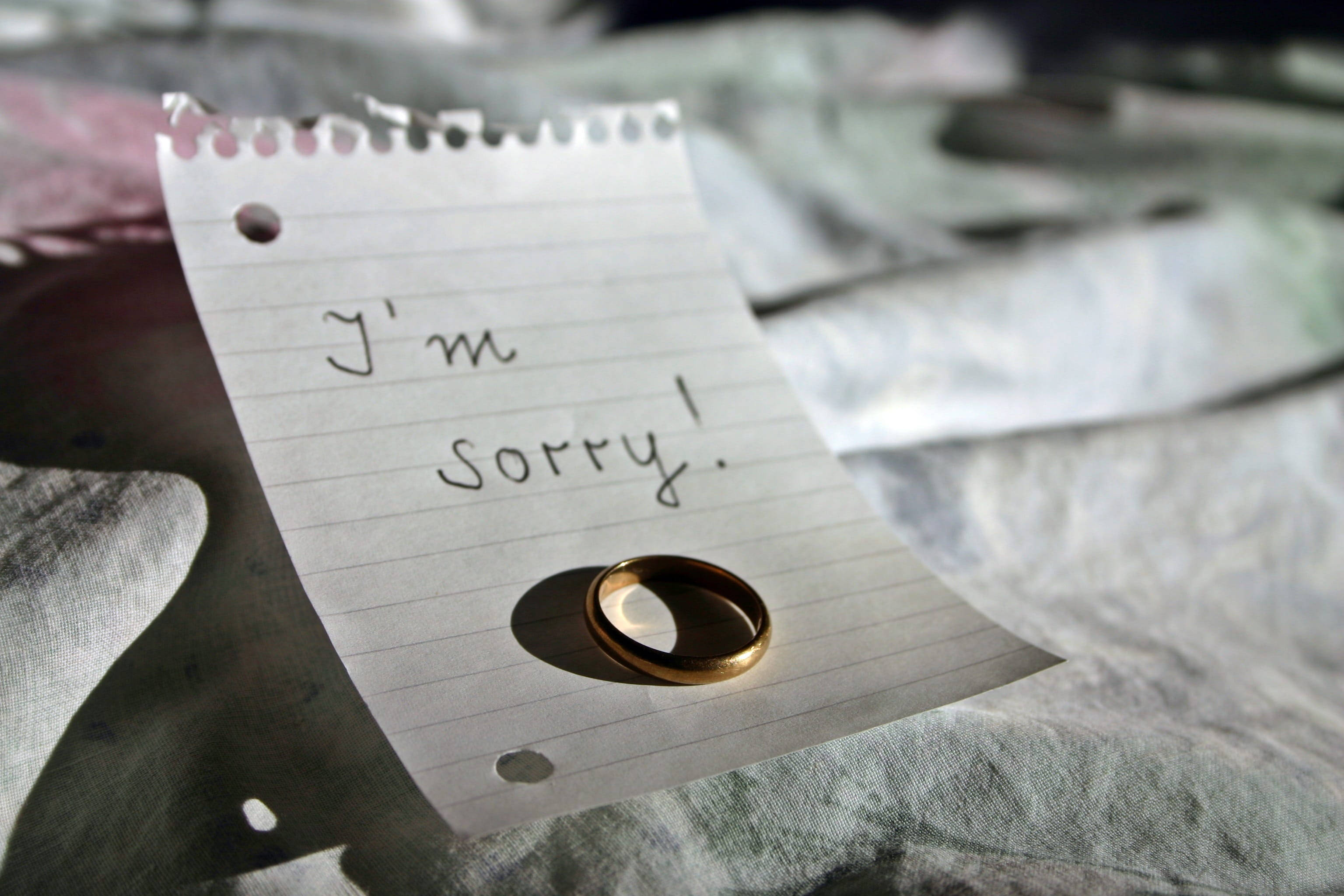 gold wedding ring, handwritten note, I'm sorry!, 2K Desktop Wallpaper