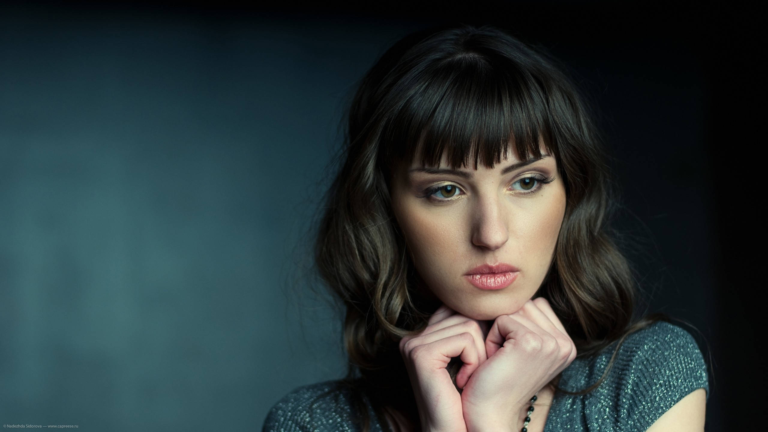 wavy hairs, bangs, dark hair, 2K Desktop Wallpaper