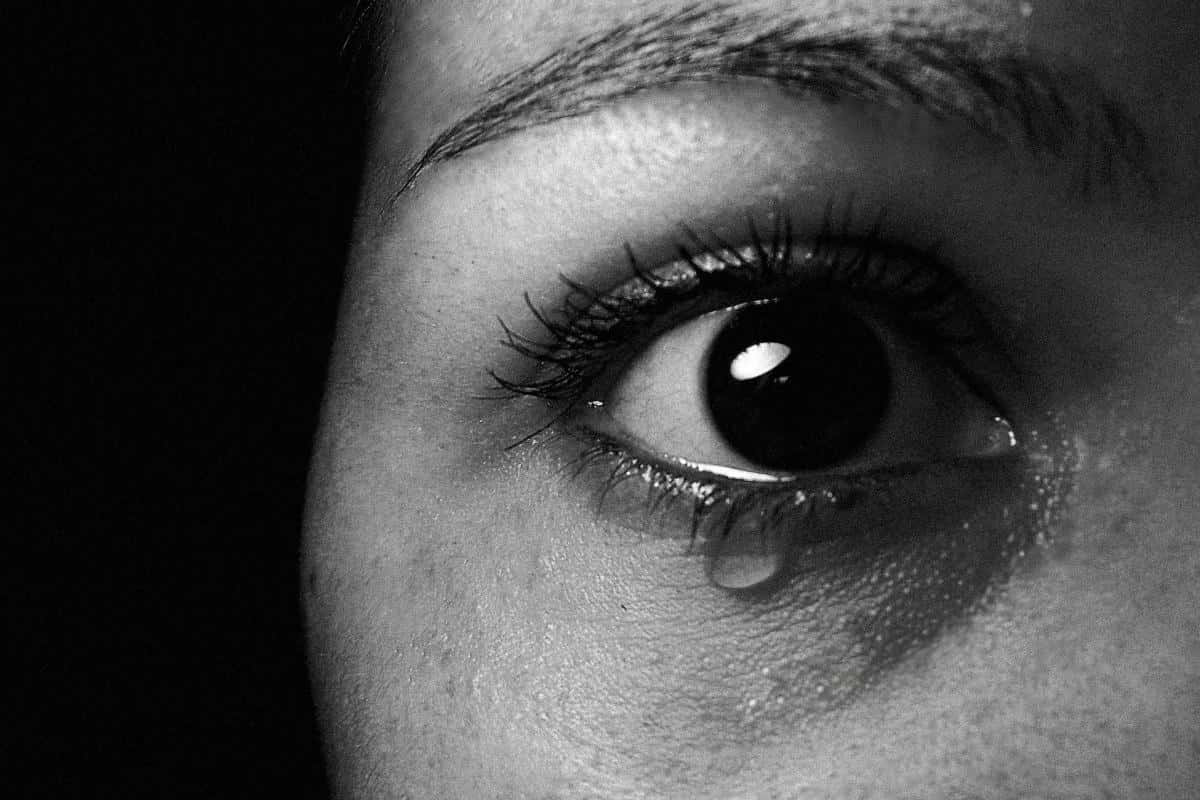 crying woman, tear falling, close-up, SD Desktop Wallpaper