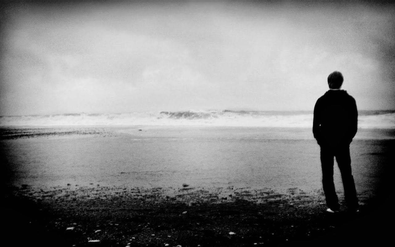 so sad man in the shore, dark beach, crashing waves, HD Desktop Wallpaper