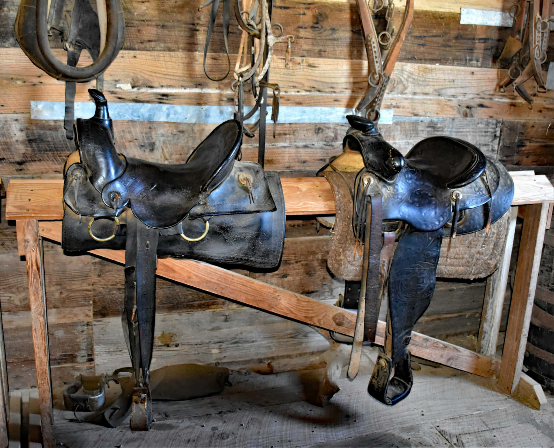 vintage horse saddles, black leather, rustic wooden rack, Full HD Desktop Wallpaper