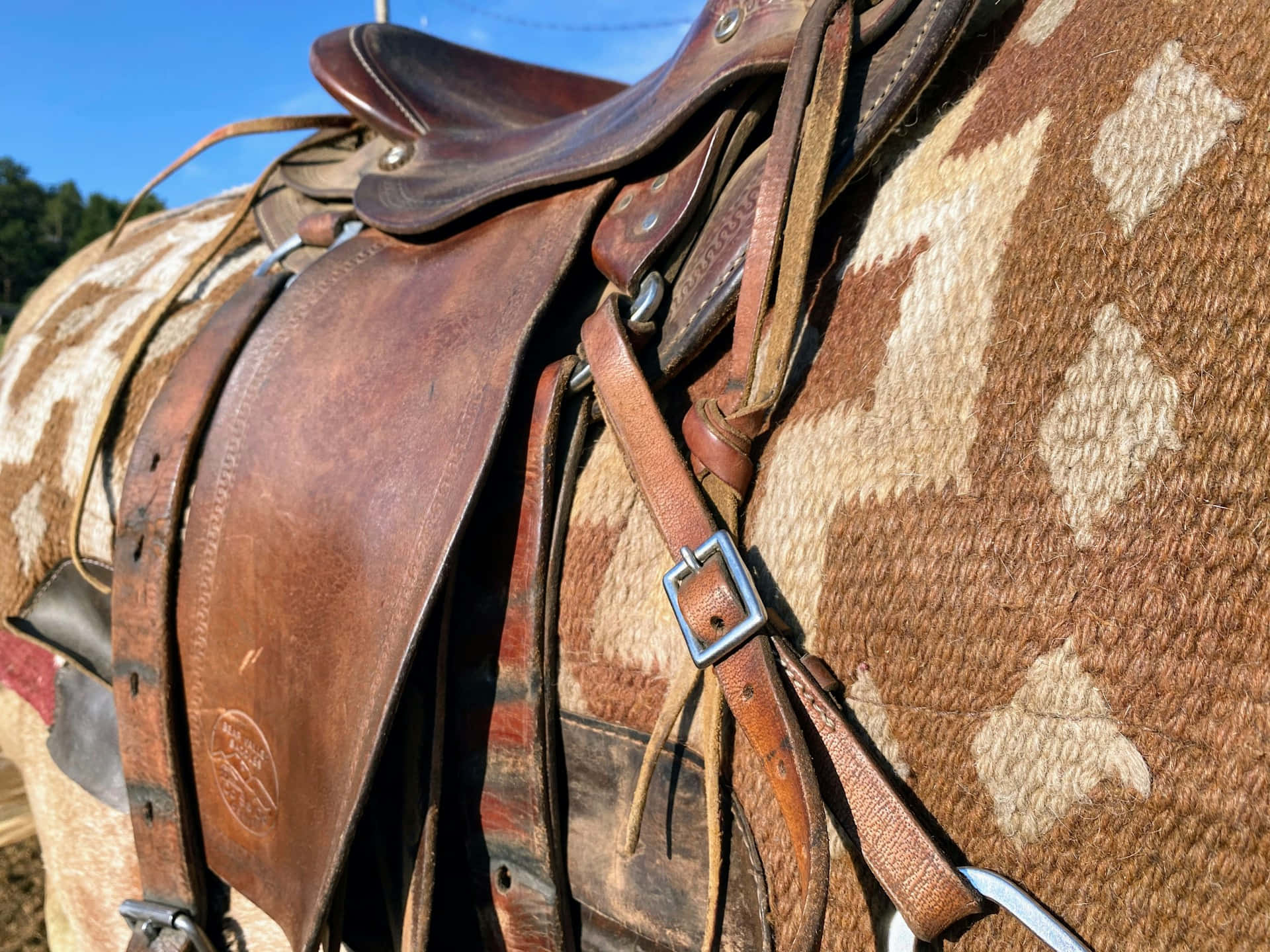 leather horse saddle, weathered brown leather, patterned brown and cream blanket, Full HD Desktop Wallpaper