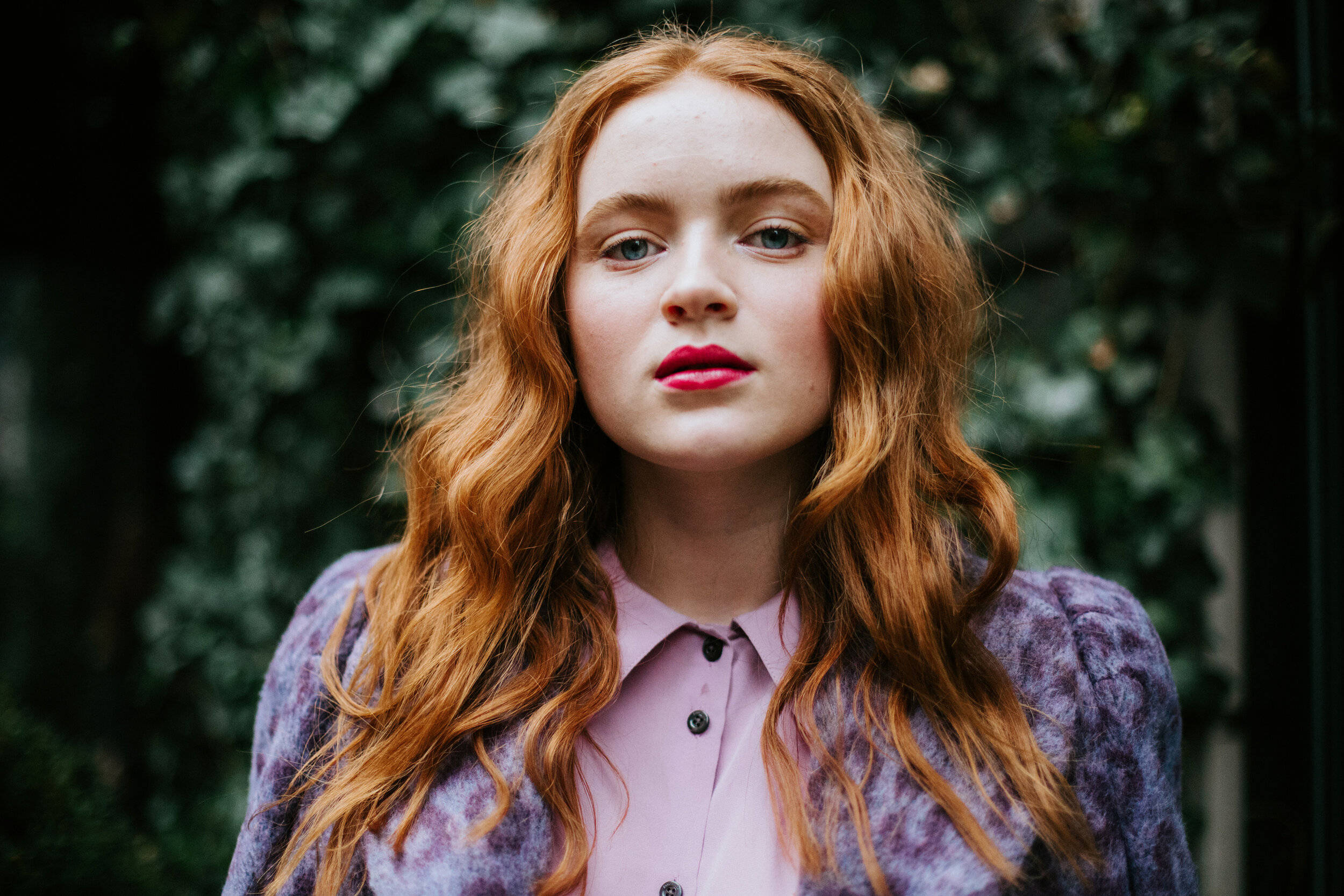 Sadie Sink, vibrant red hair, bold pink lips, Full HD Desktop Wallpaper