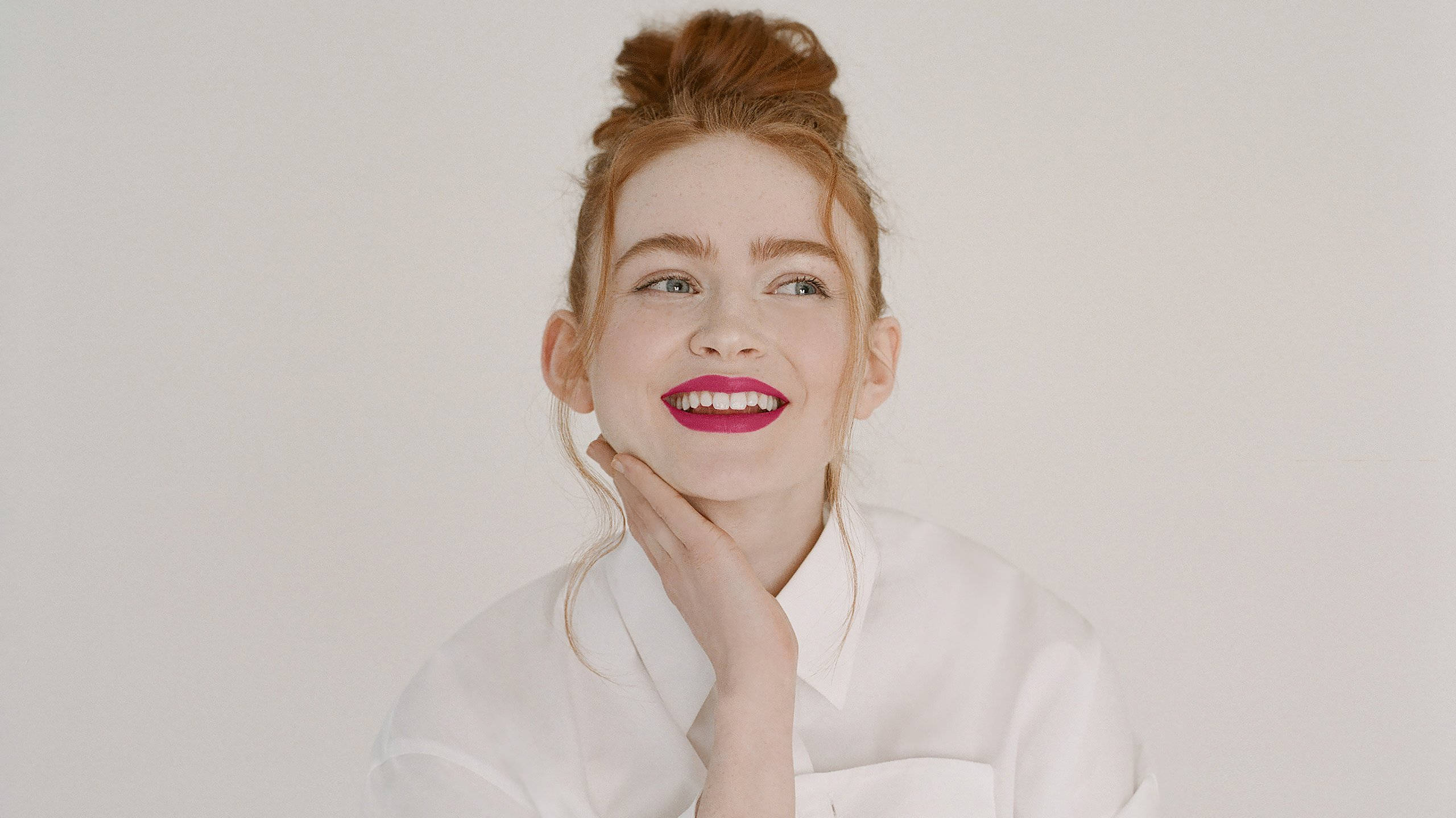 Sadie Sink, red hair, bun, 2K Desktop Wallpaper