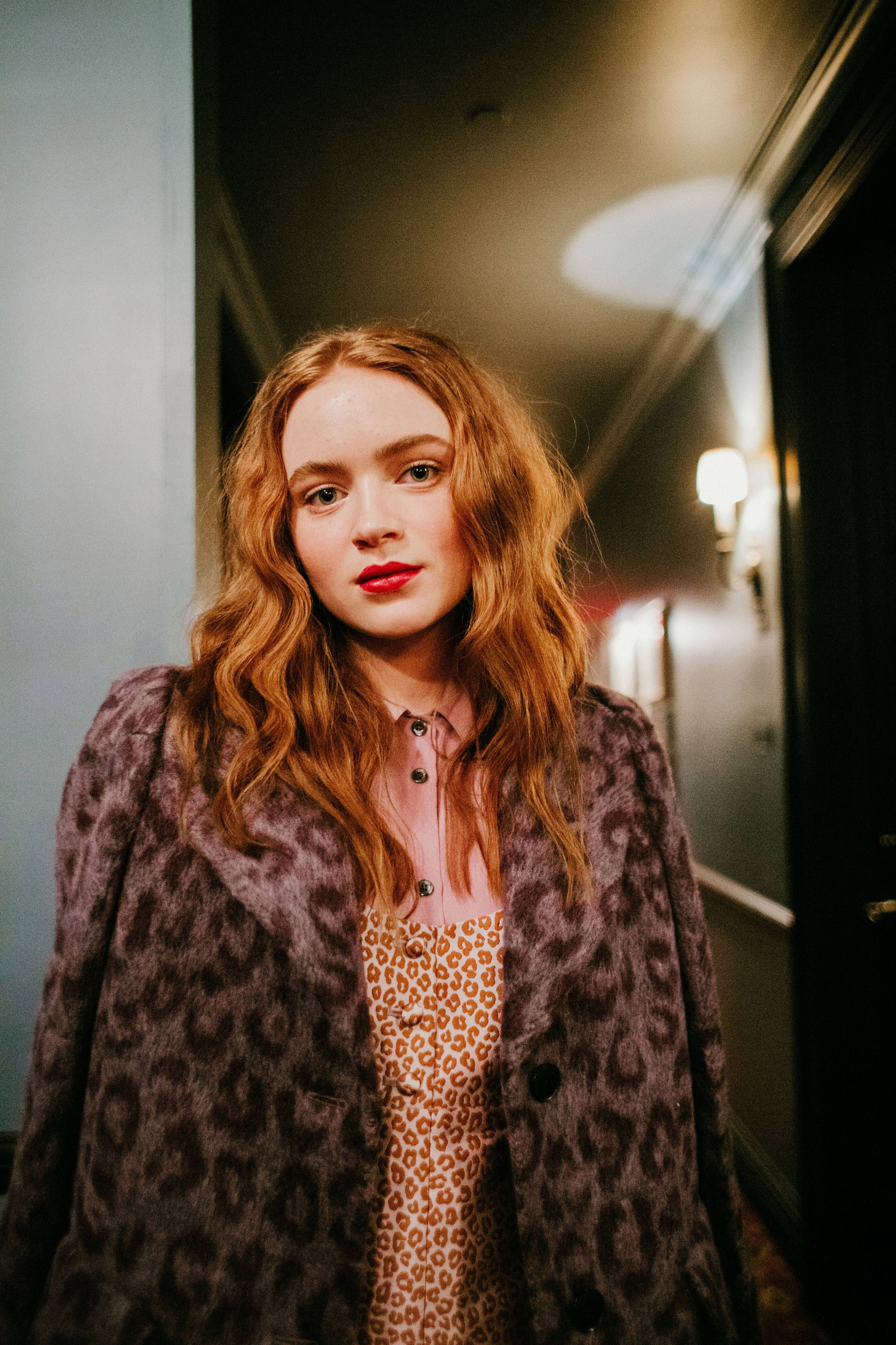 Sadie Sink, leopard-print coat, leopard-print blouse, 4K Phone Wallpaper