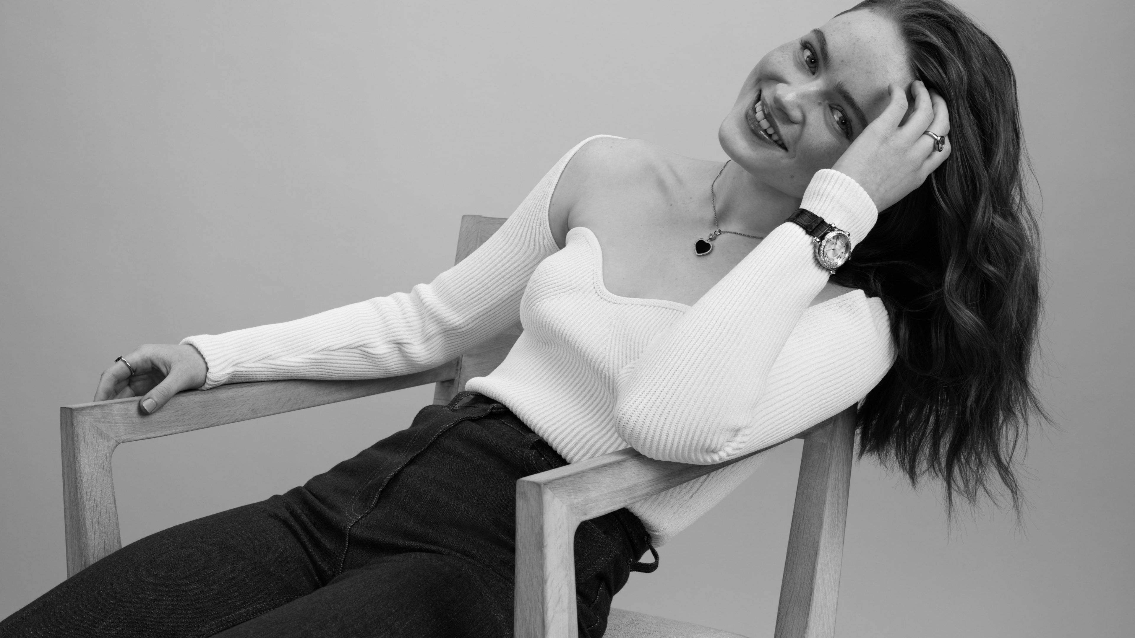 Sadie Sink, white ribbed top, wooden chair, 4K Desktop Wallpaper