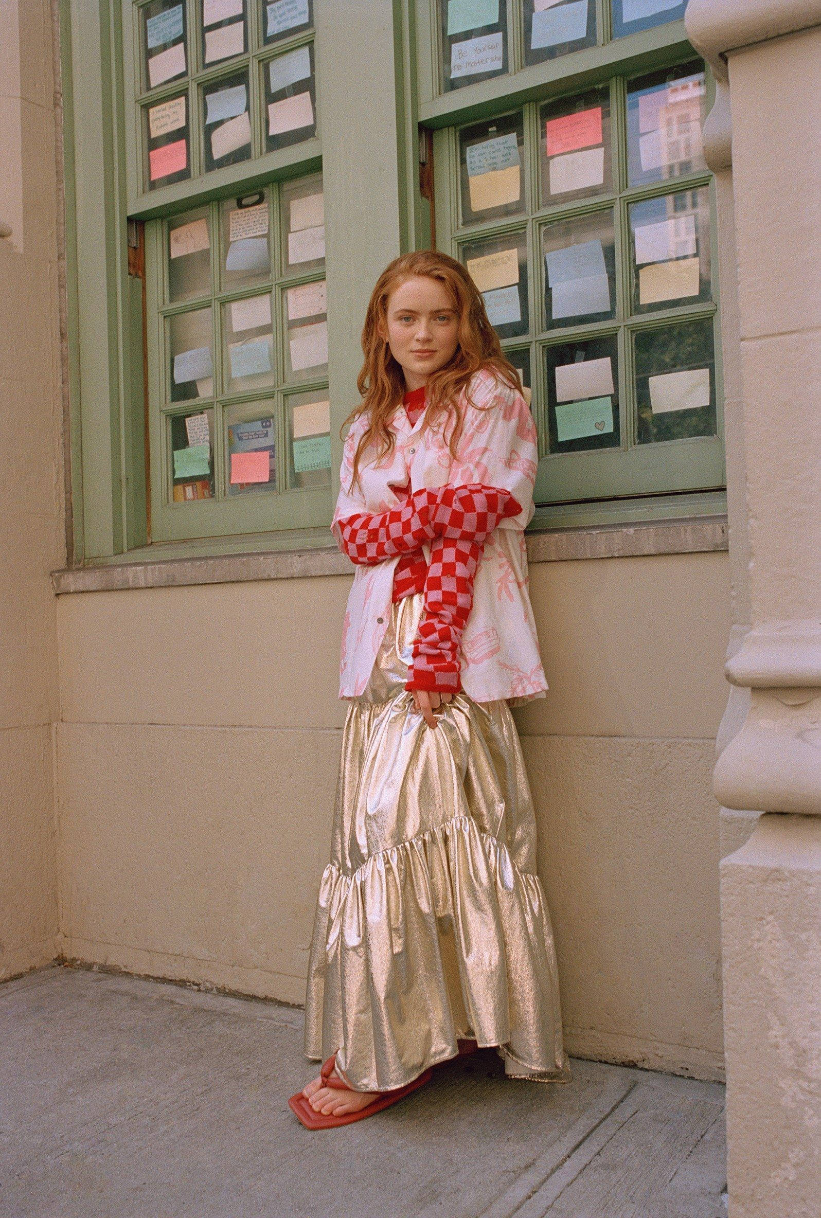 Sadie Sink, red checkered scarf, shiny gold skirt, Full HD Phone Wallpaper