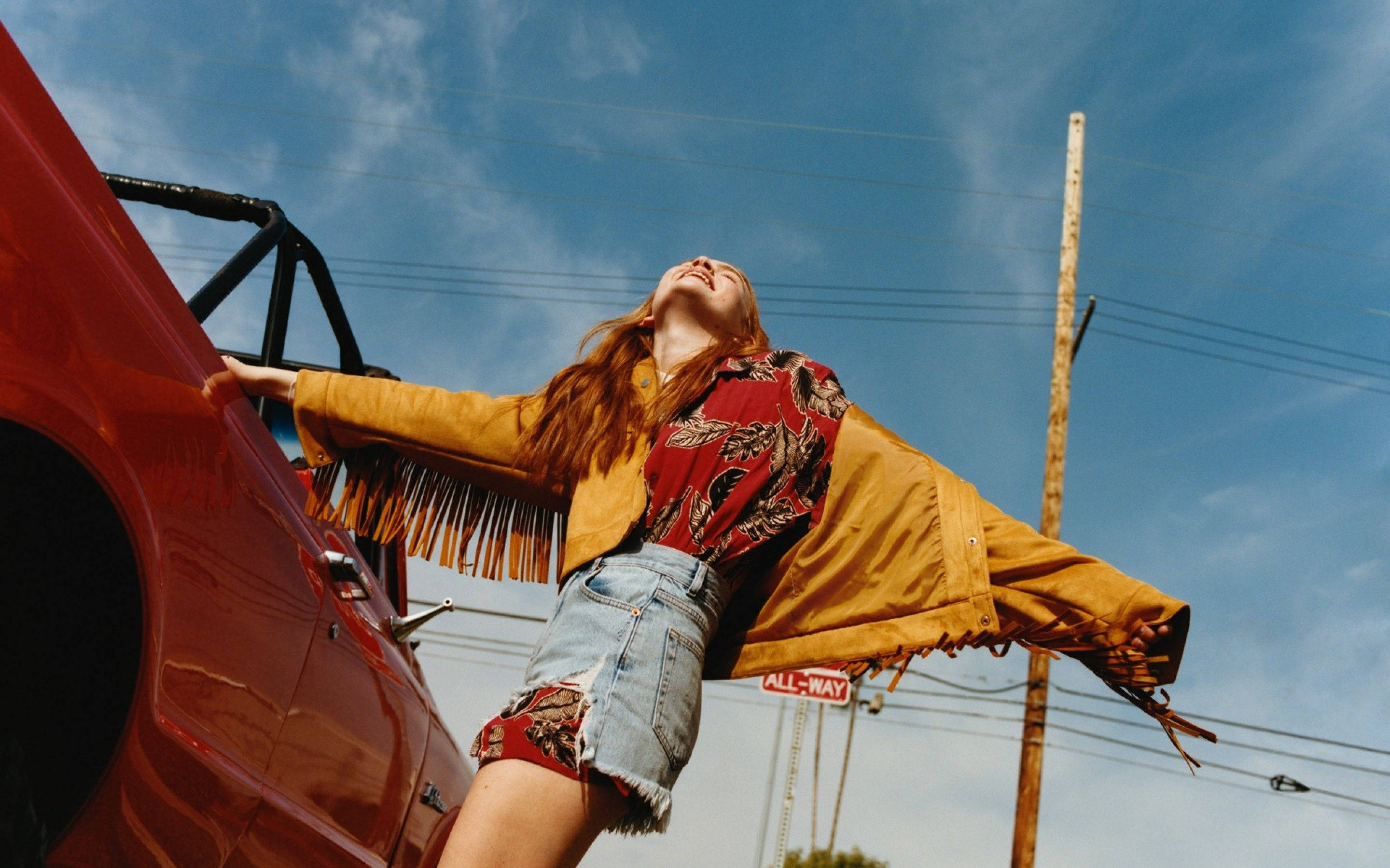Sadie Sink, blue sky, fringed yellow jacket, 2K Desktop Wallpaper