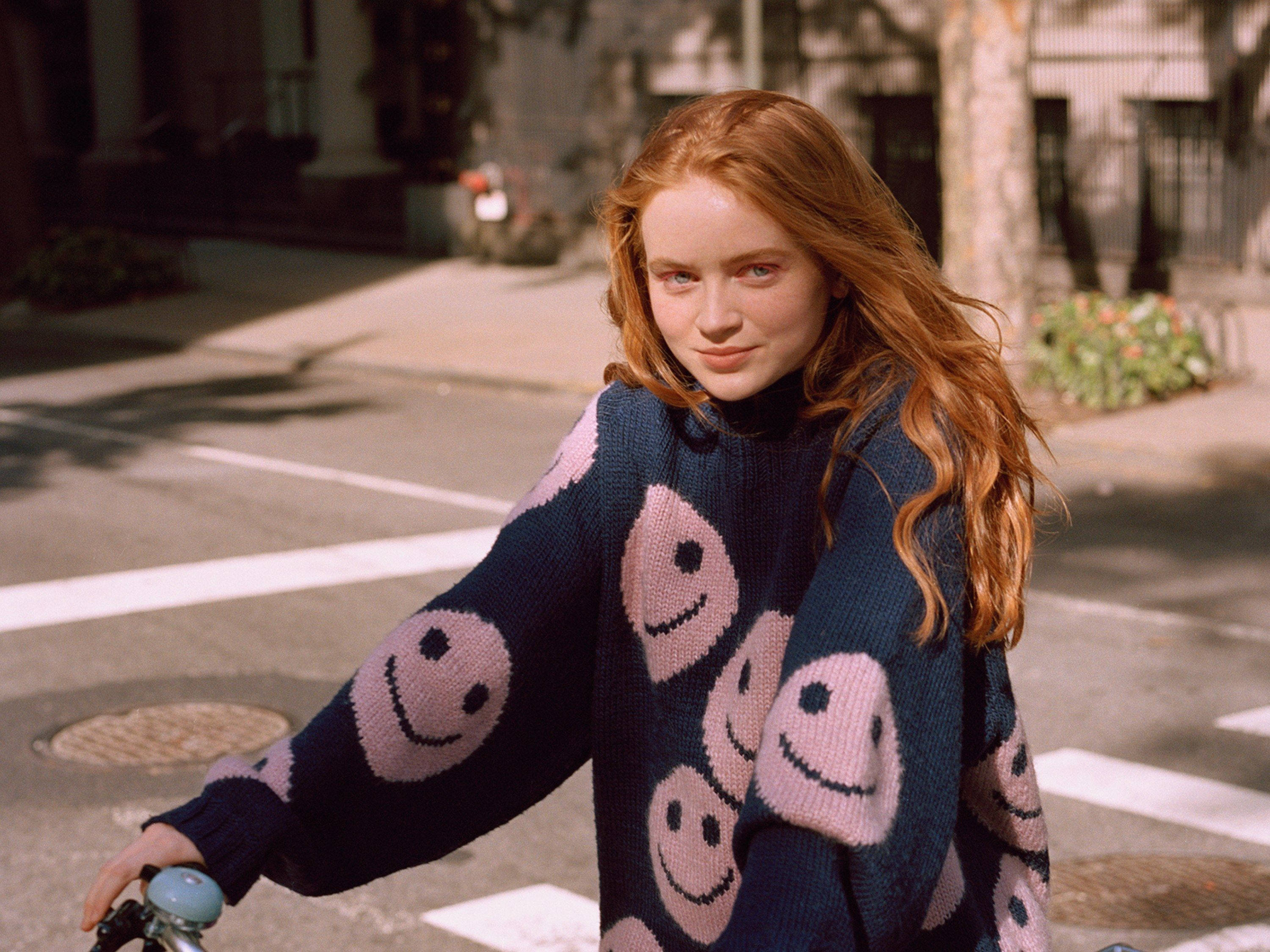 Sadie Sink, turtle neck jacket, navy sweater, 2K Desktop Wallpaper