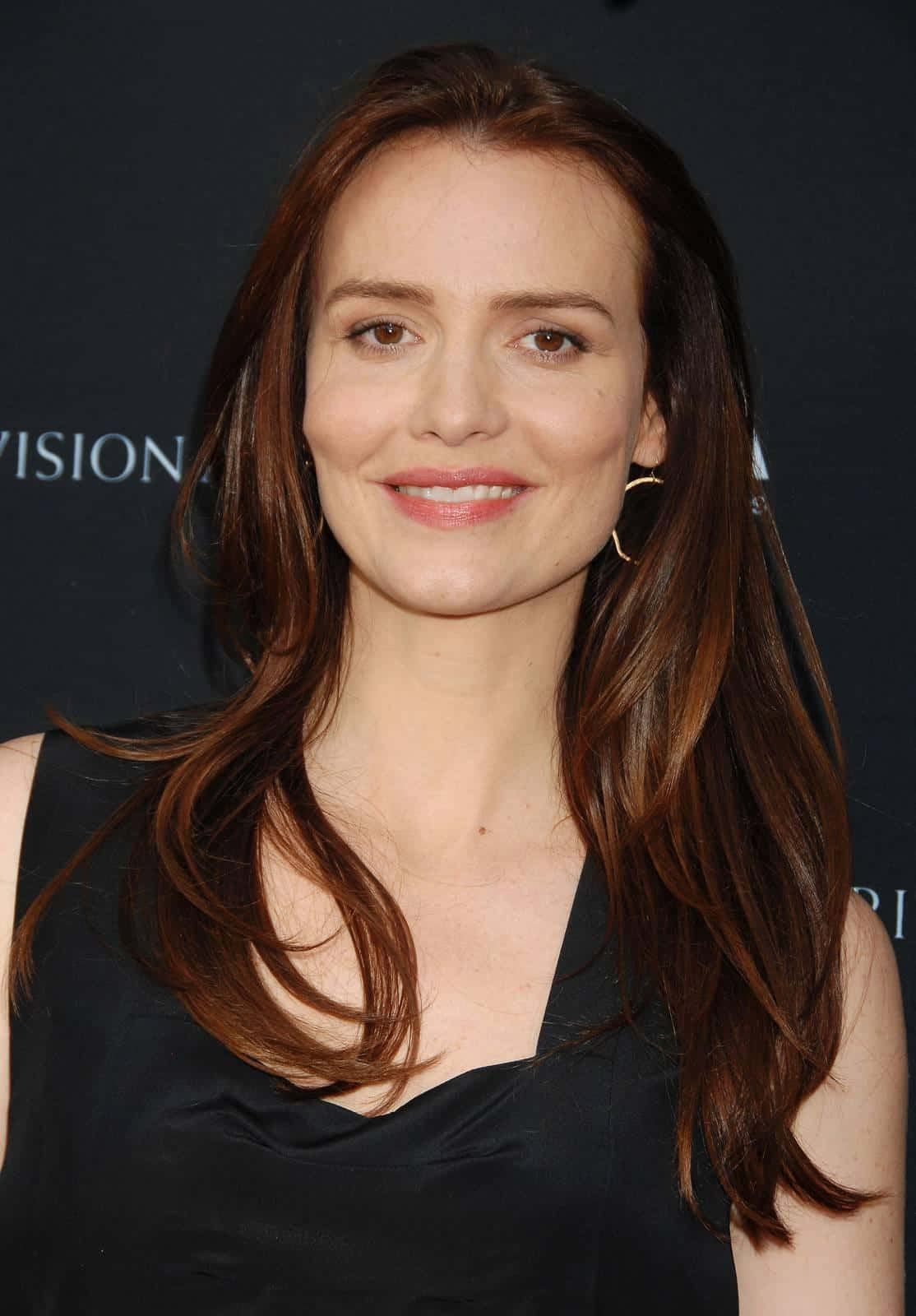Saffron Burrows, black dress, gold hoop earrings, HD Phone Wallpaper