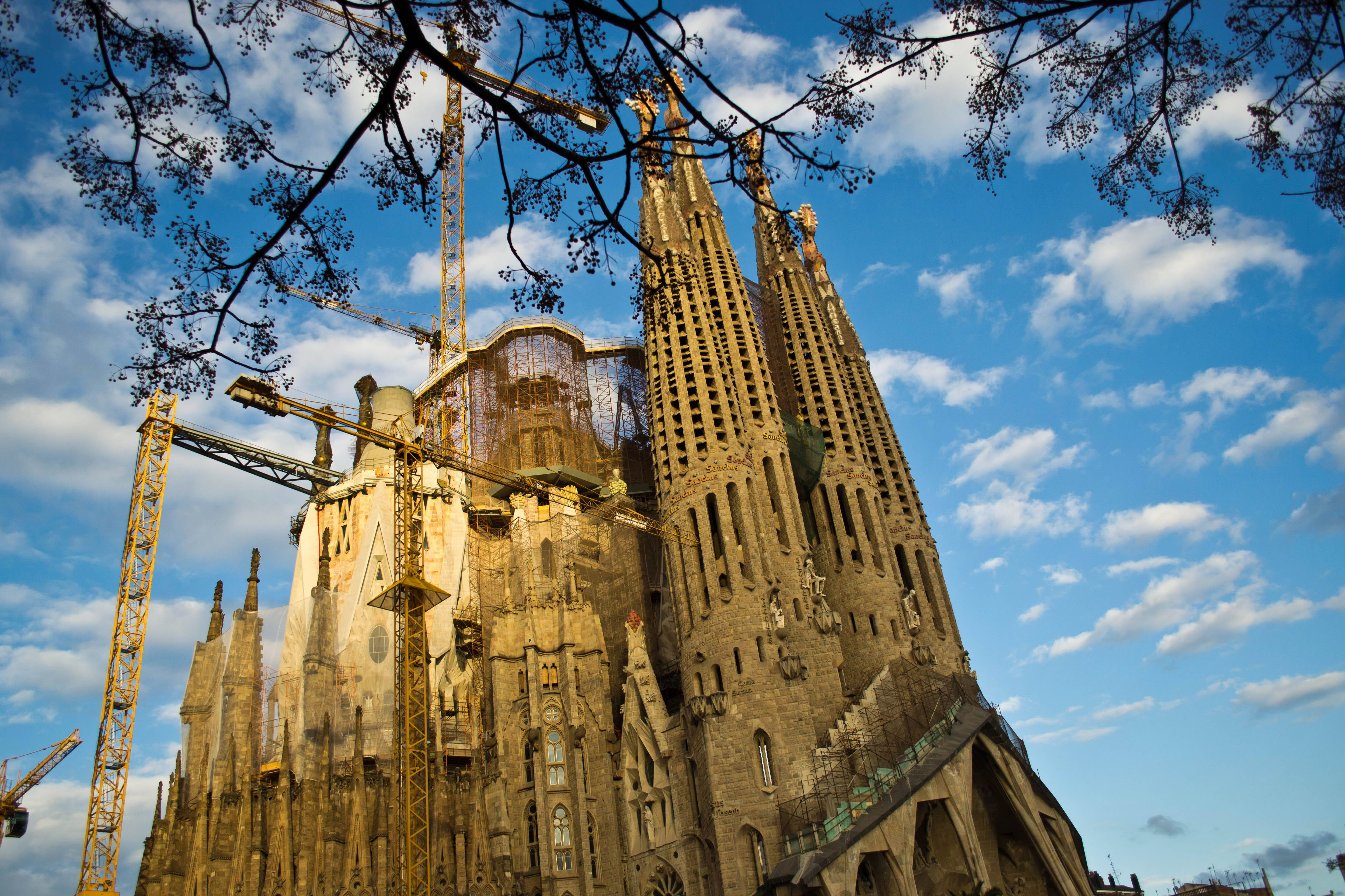 Sagrada Familia, cranes, bright blue sky, 4K Desktop Wallpaper