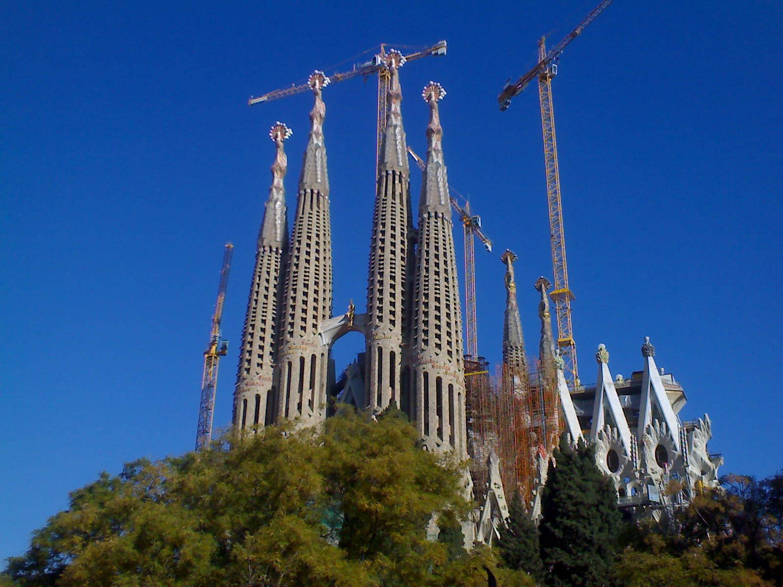 Sagrada Familia, blue sky, cranes, HD Desktop Wallpaper