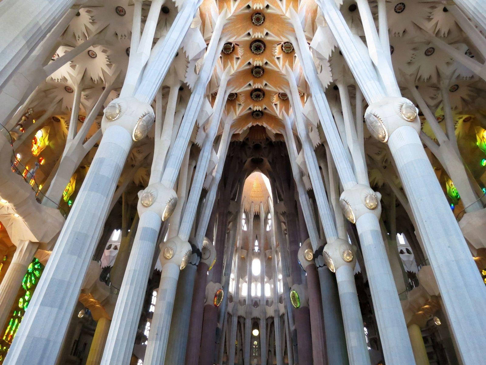 Sagrada Familia, white pillars, soaring white columns, HD Desktop Wallpaper
