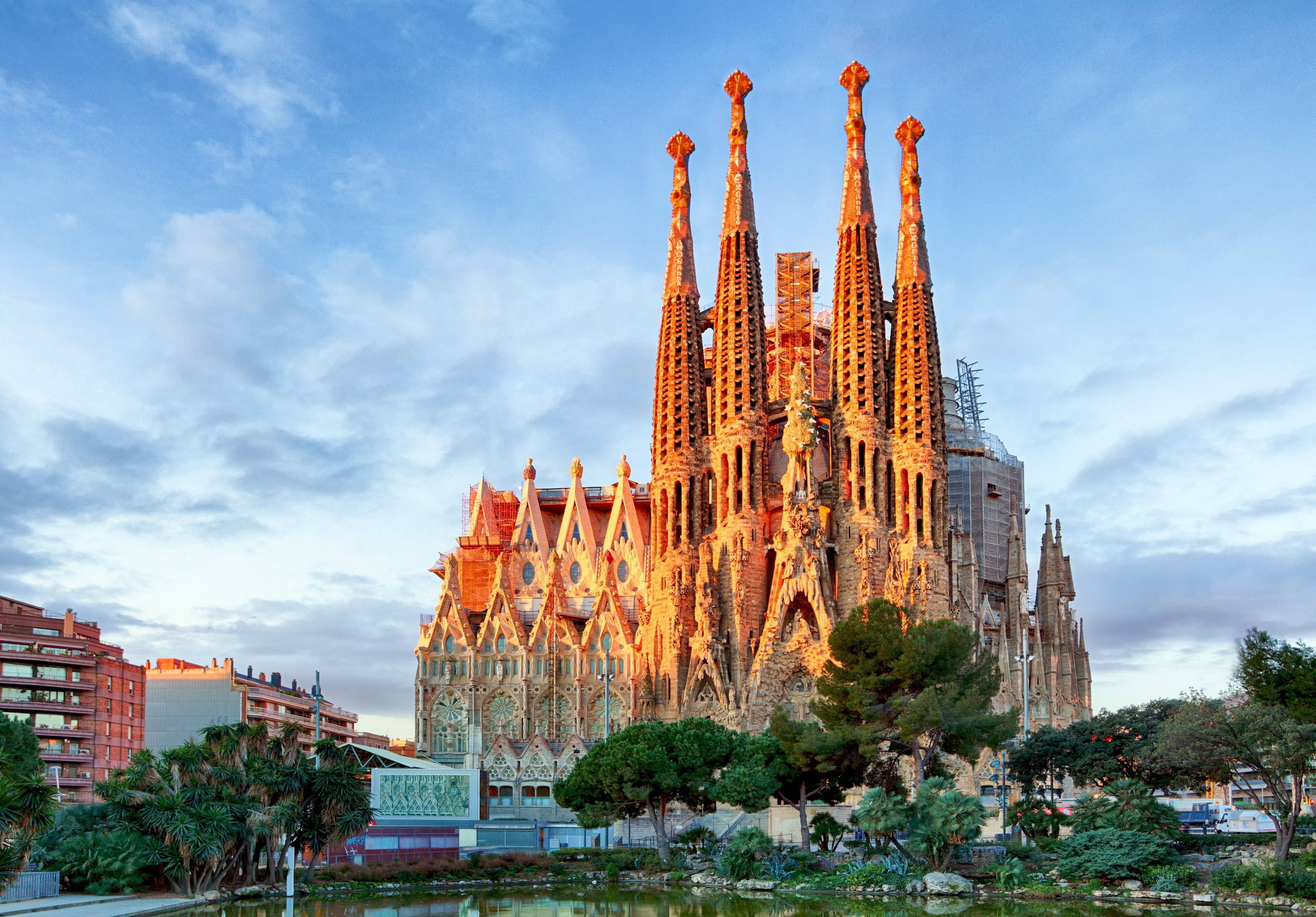 Sagrada Familia, golden sunset light, intricate spires, 4K Desktop Wallpaper