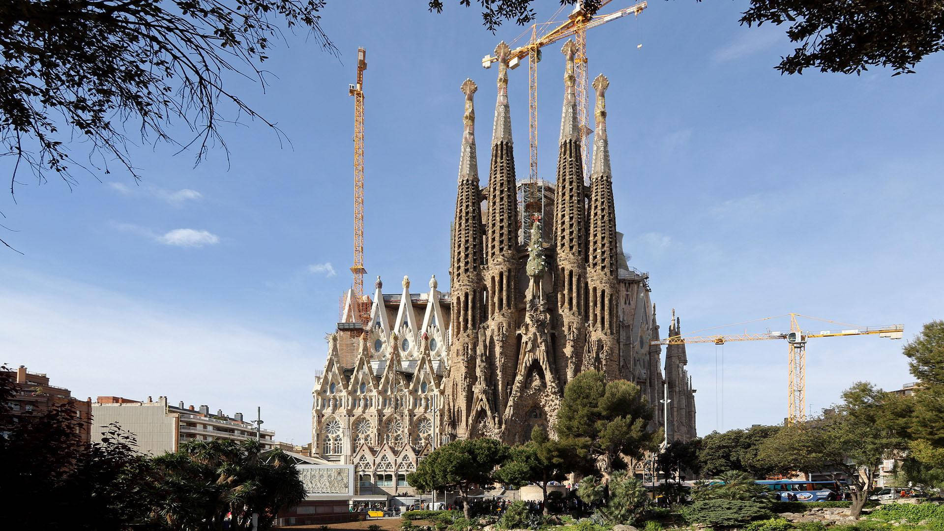 Sagrada Familia, cranes, clear blue sky, Full HD Desktop Wallpaper