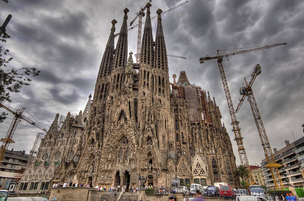 Sagrada Familia, cloudy skies, construction cranes, SD Desktop Wallpaper