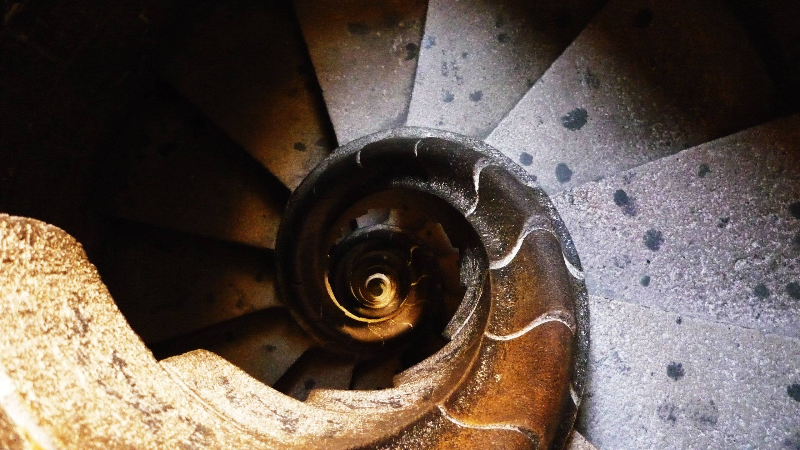 Sagrada Familia, spiral staircase, weathered stone, 2K Desktop Wallpaper