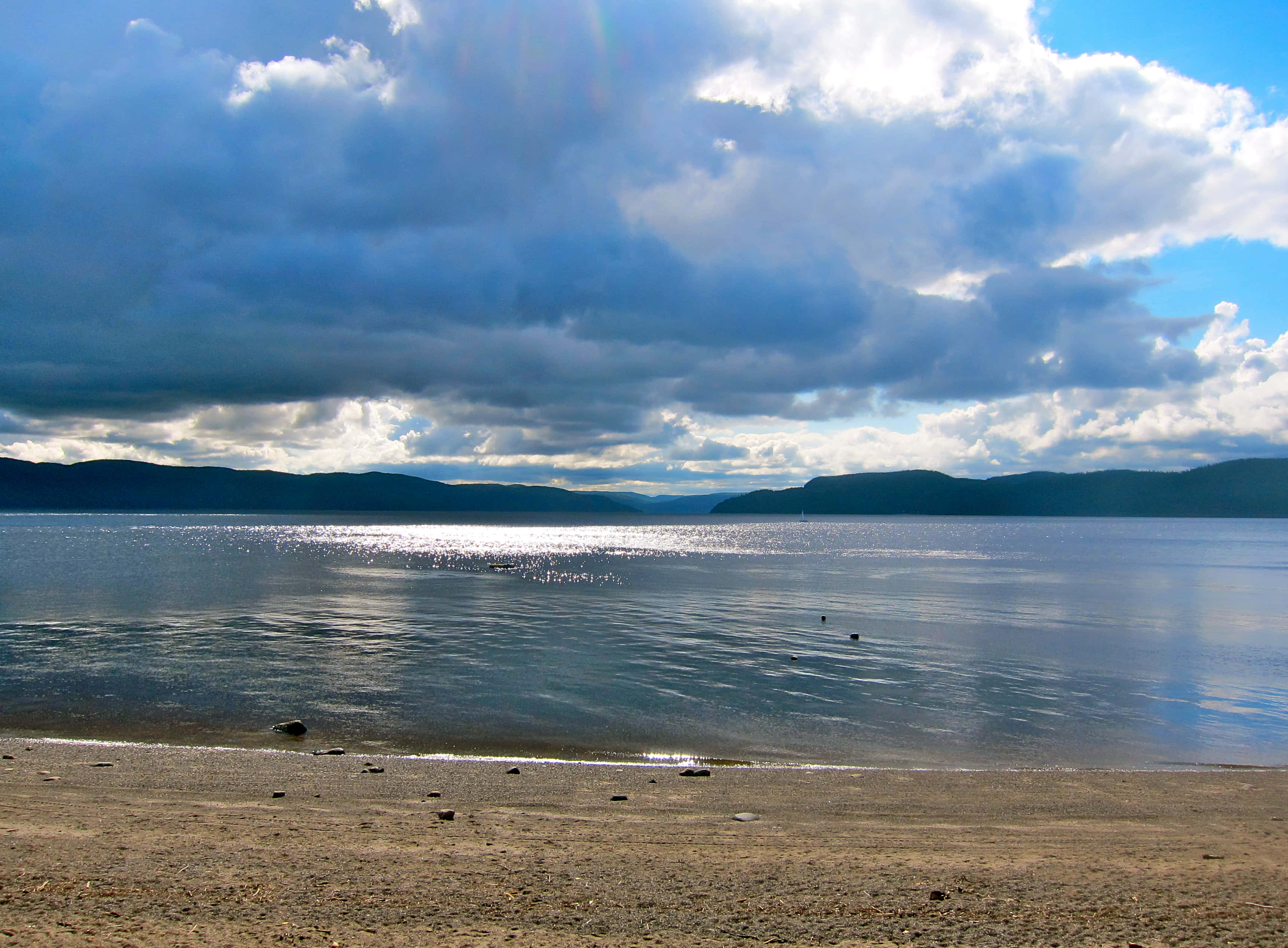 Saguenay Lake, scenic view, sparkling sunlit water, 2K Desktop Wallpaper