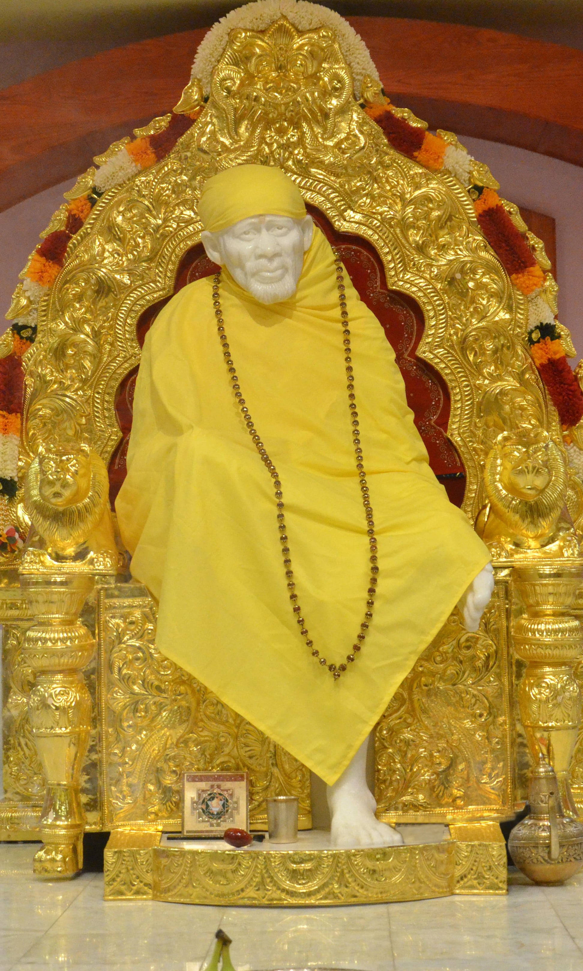 lavish gold throne, revered spiritual figure, white statue, 2K Phone Wallpaper
