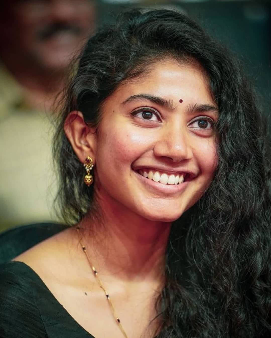 Sai Pallavi, dark curly hair, gold earrings, HD Phone Wallpaper