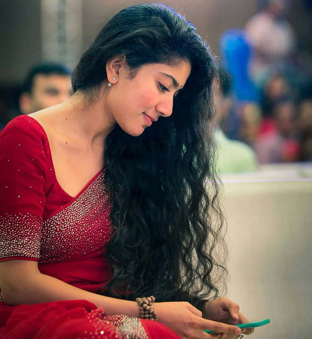 Sai Pallavi, red embellished sari, green phone, SD Phone Wallpaper