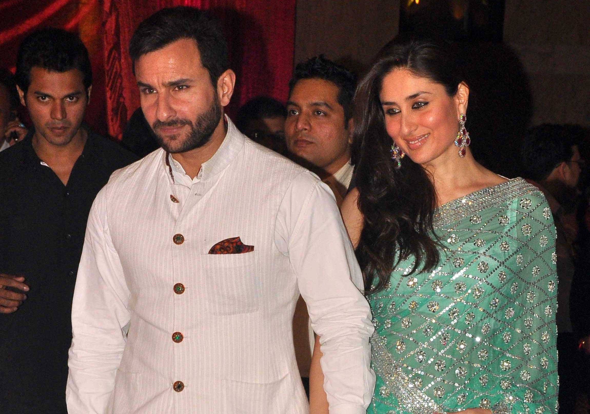 Saif Ali Khan, white kurta, teal embellished saree, Full HD Desktop Wallpaper