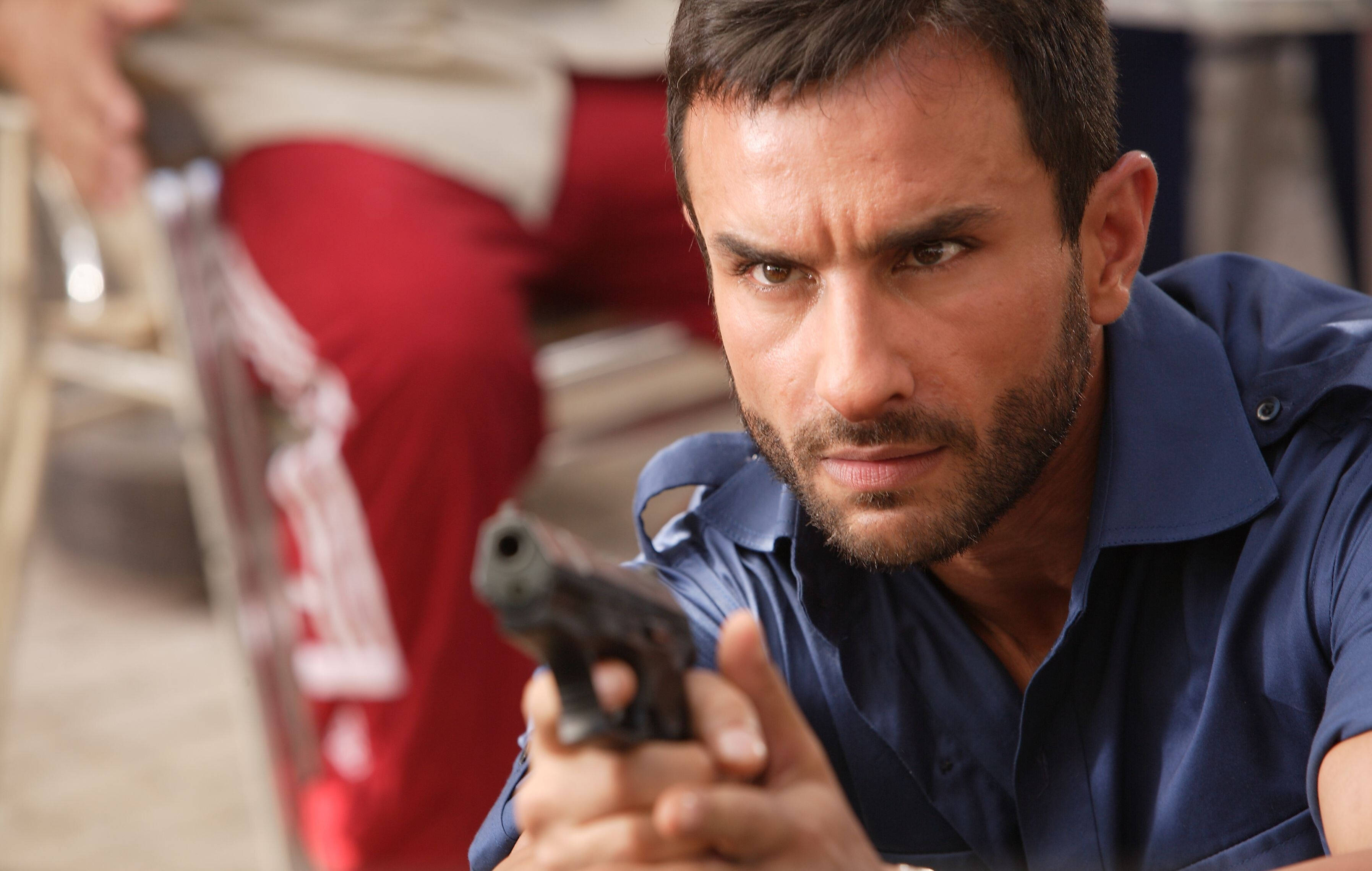 Saif Ali Khan, blue shirt, handgun, 2K Desktop Wallpaper