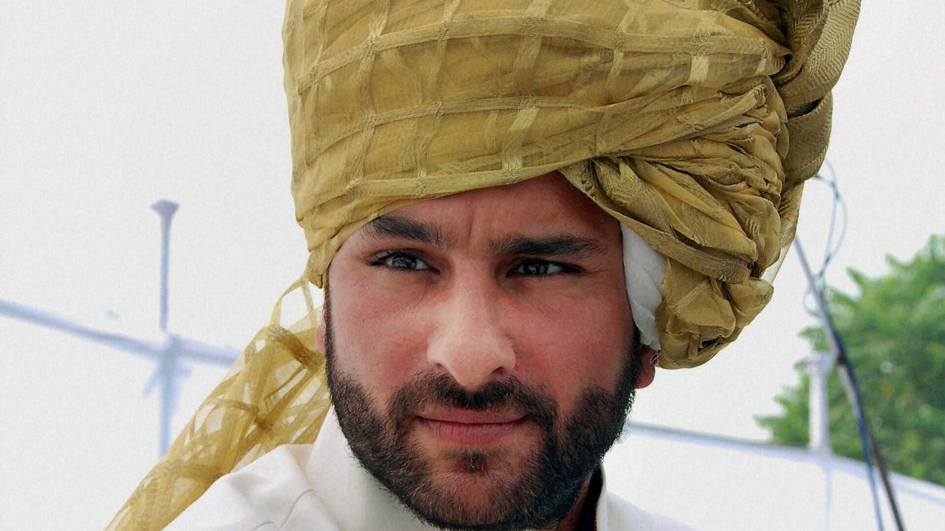 Saif Ali Khan, white sherwani, textured golden turban, Full HD Desktop Wallpaper