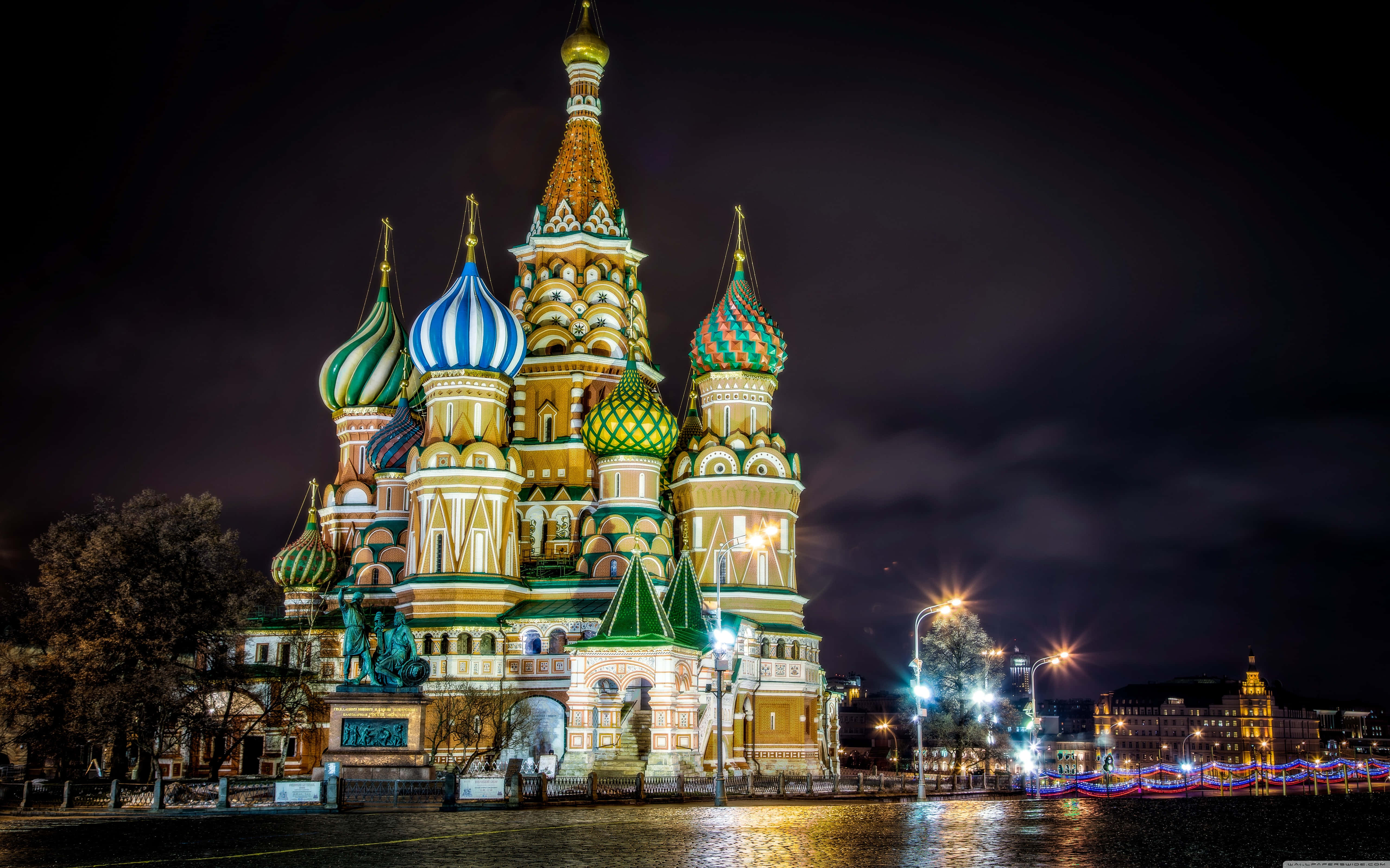 Saint Basils Cathedral, evening street view, vibrant multicolored domes, 5K Desktop Wallpaper