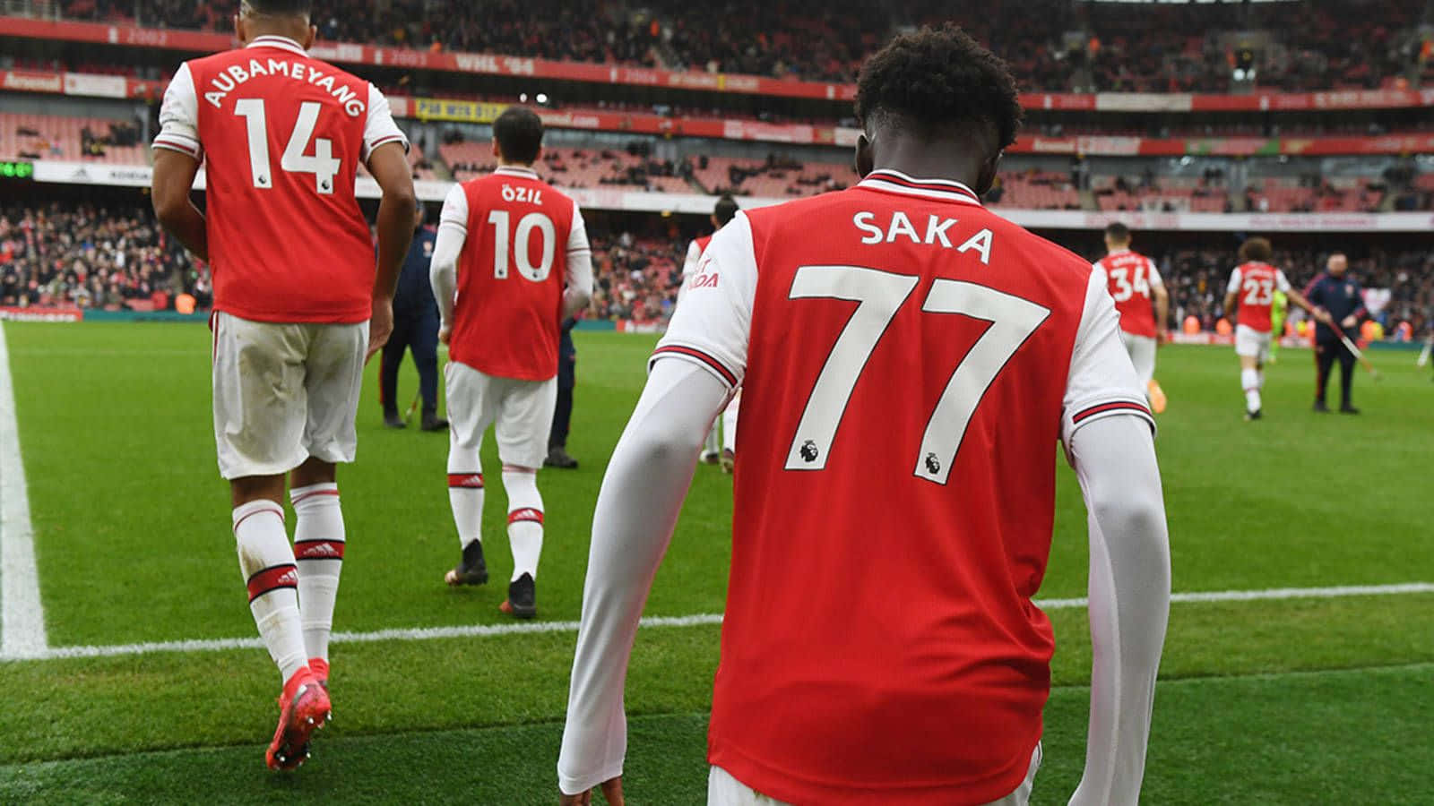Saka, red jerseys, vibrant green pitch, HD Desktop Wallpaper