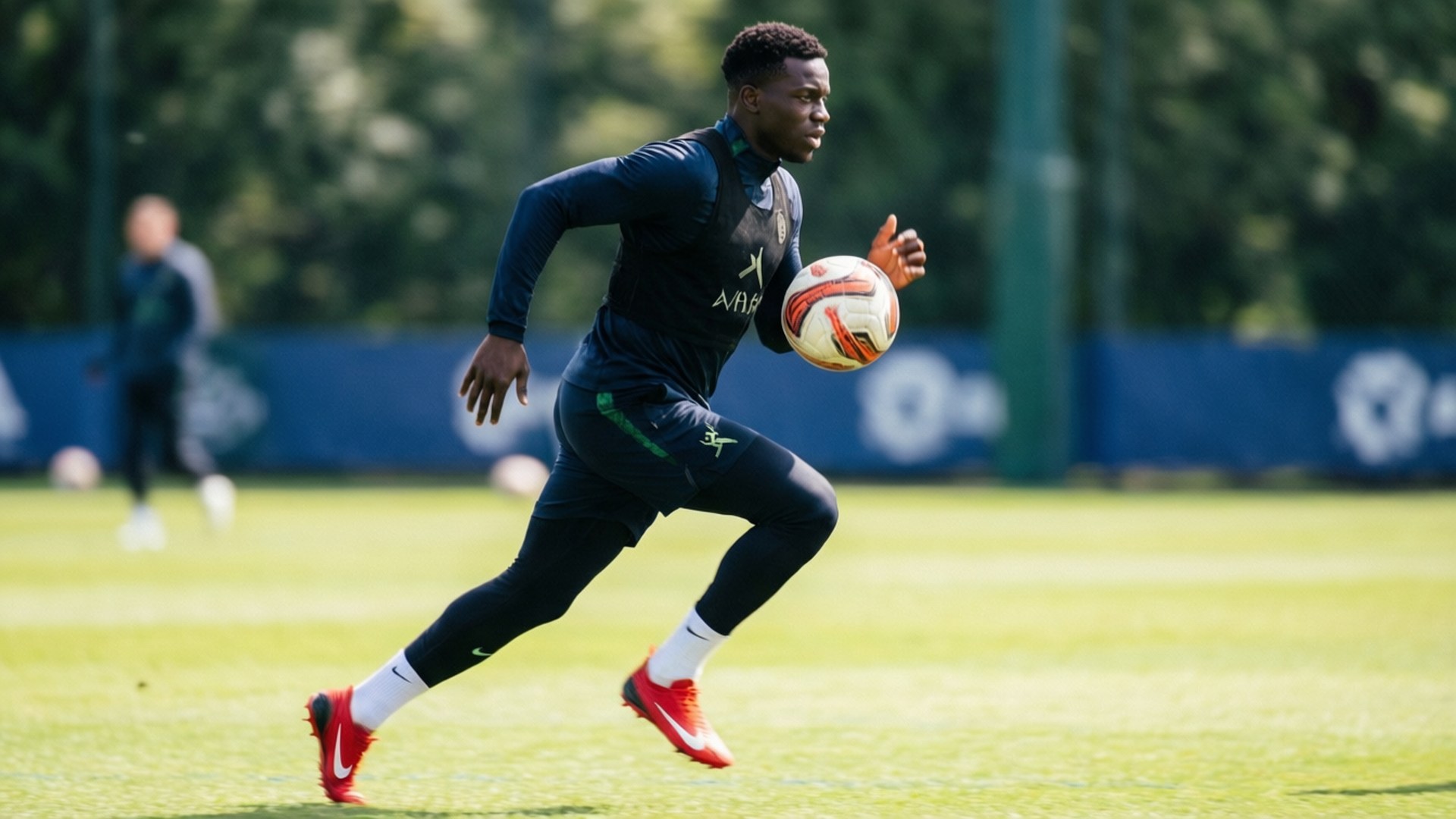 Saka, training run, running with the ball, Full HD Desktop Wallpaper