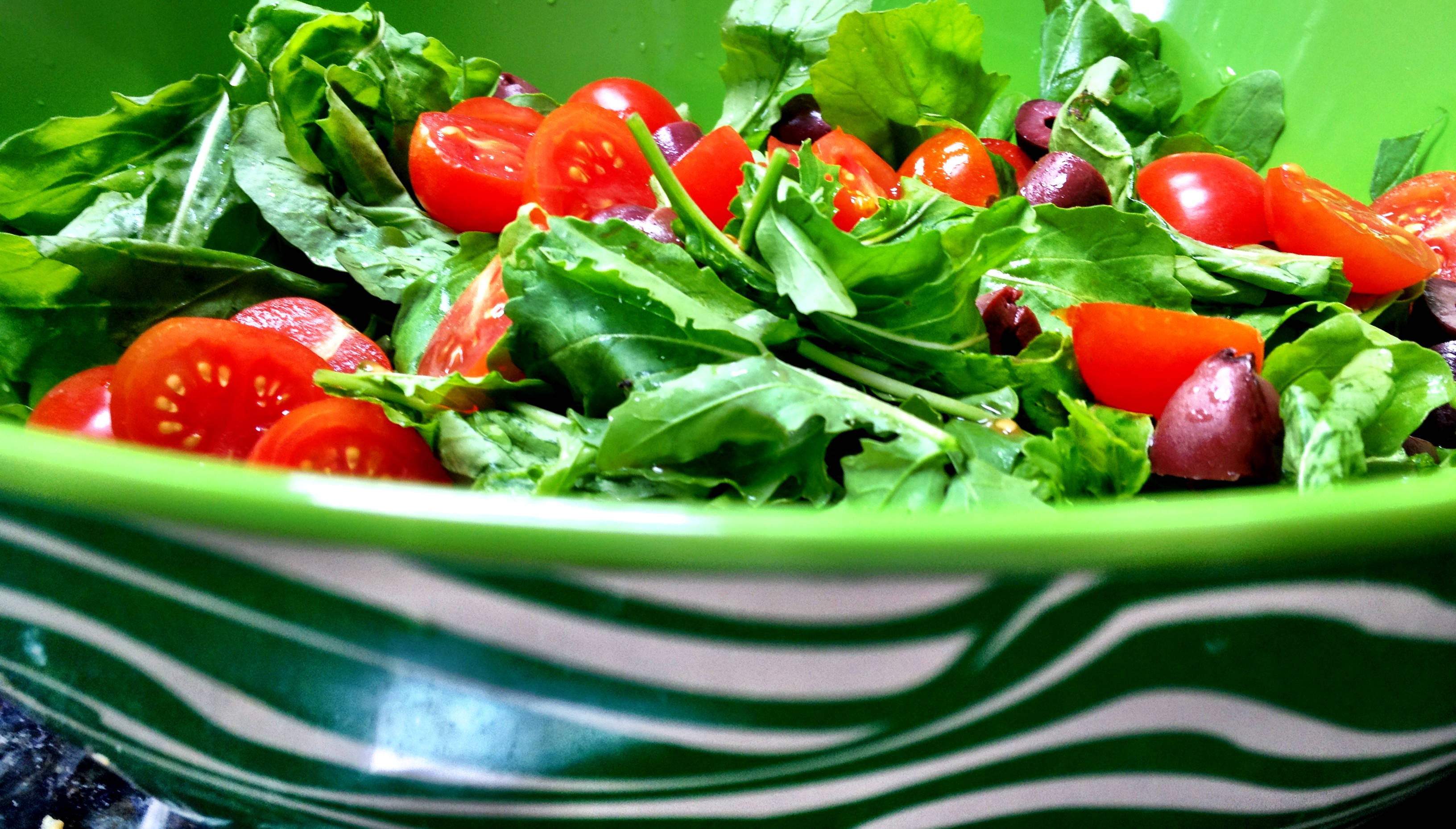 arugula, cherry tomatoes, olives, 2K Desktop Wallpaper