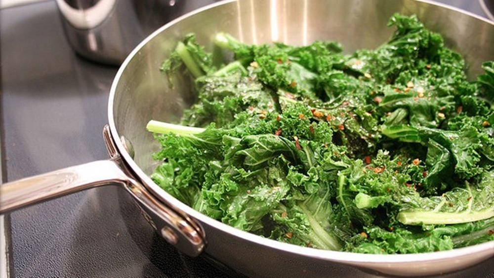 kale, red pepper flakes, stainless steel skillet, SD Desktop Wallpaper
