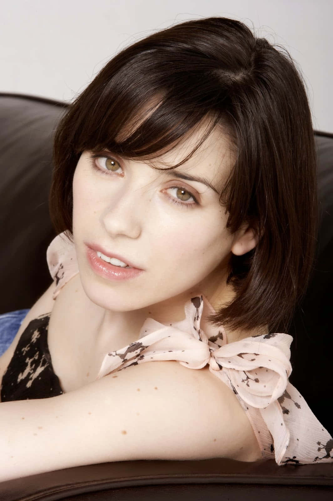 Sally Hawkins, dark bobbed hair, pink patterned scarf, HD Phone Wallpaper
