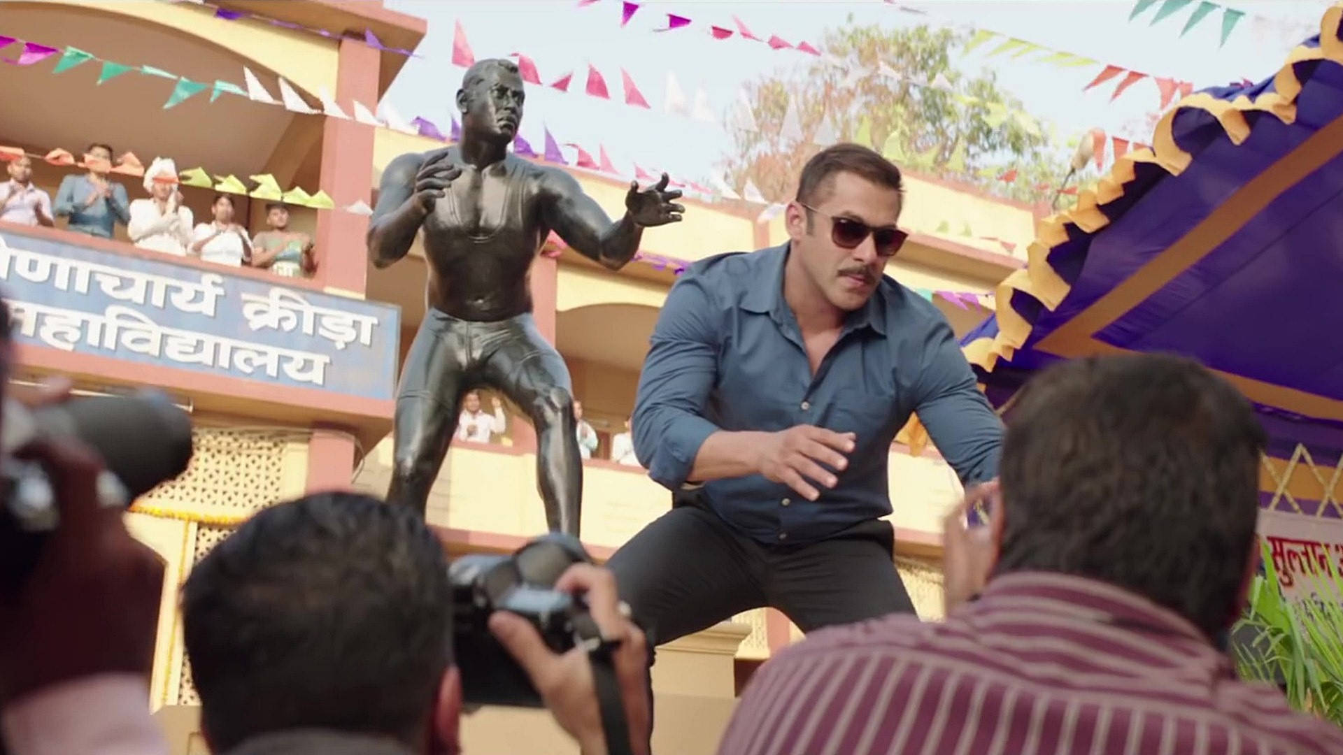 Salman Khan, bronze statue, festive outdoor event, Full HD Desktop Wallpaper
