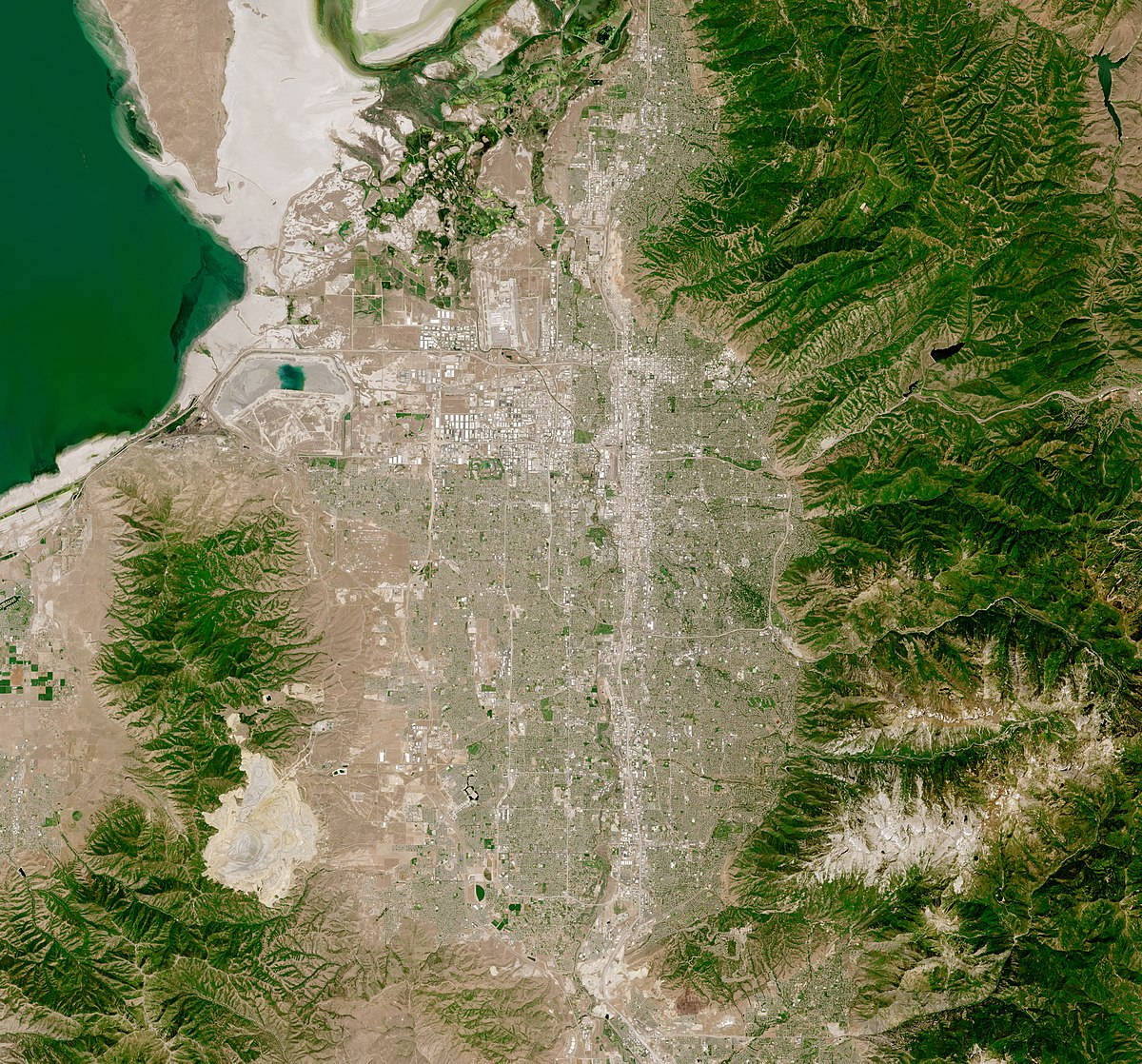 Salt Lake City, lush green mountains, large turquoise lake, SD Desktop Wallpaper