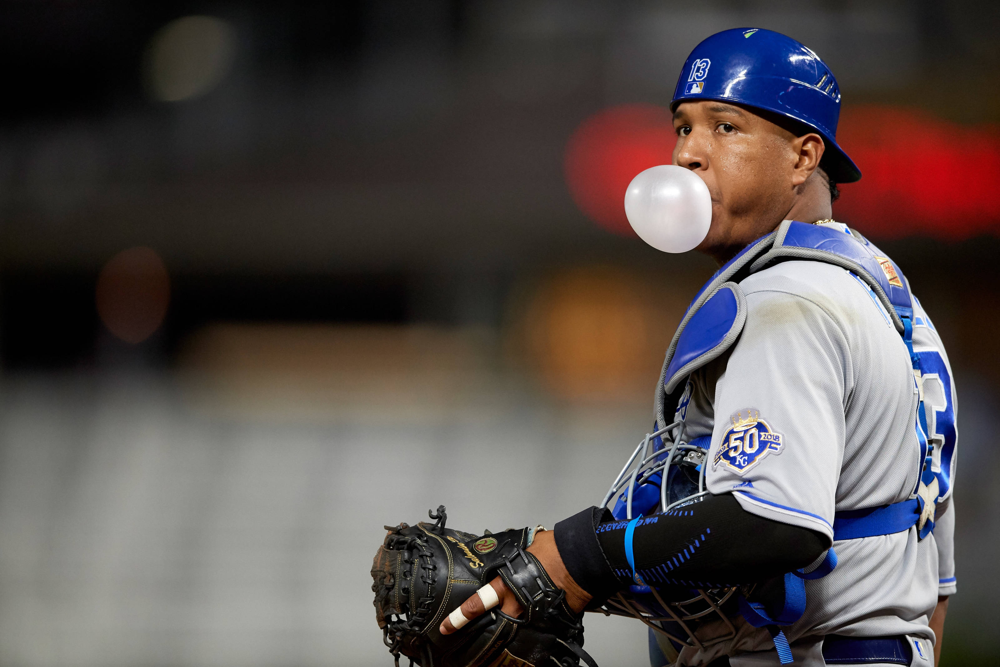 Salvador Perez, blue and gray gear, bubblegum bubble, 2K Desktop Wallpaper