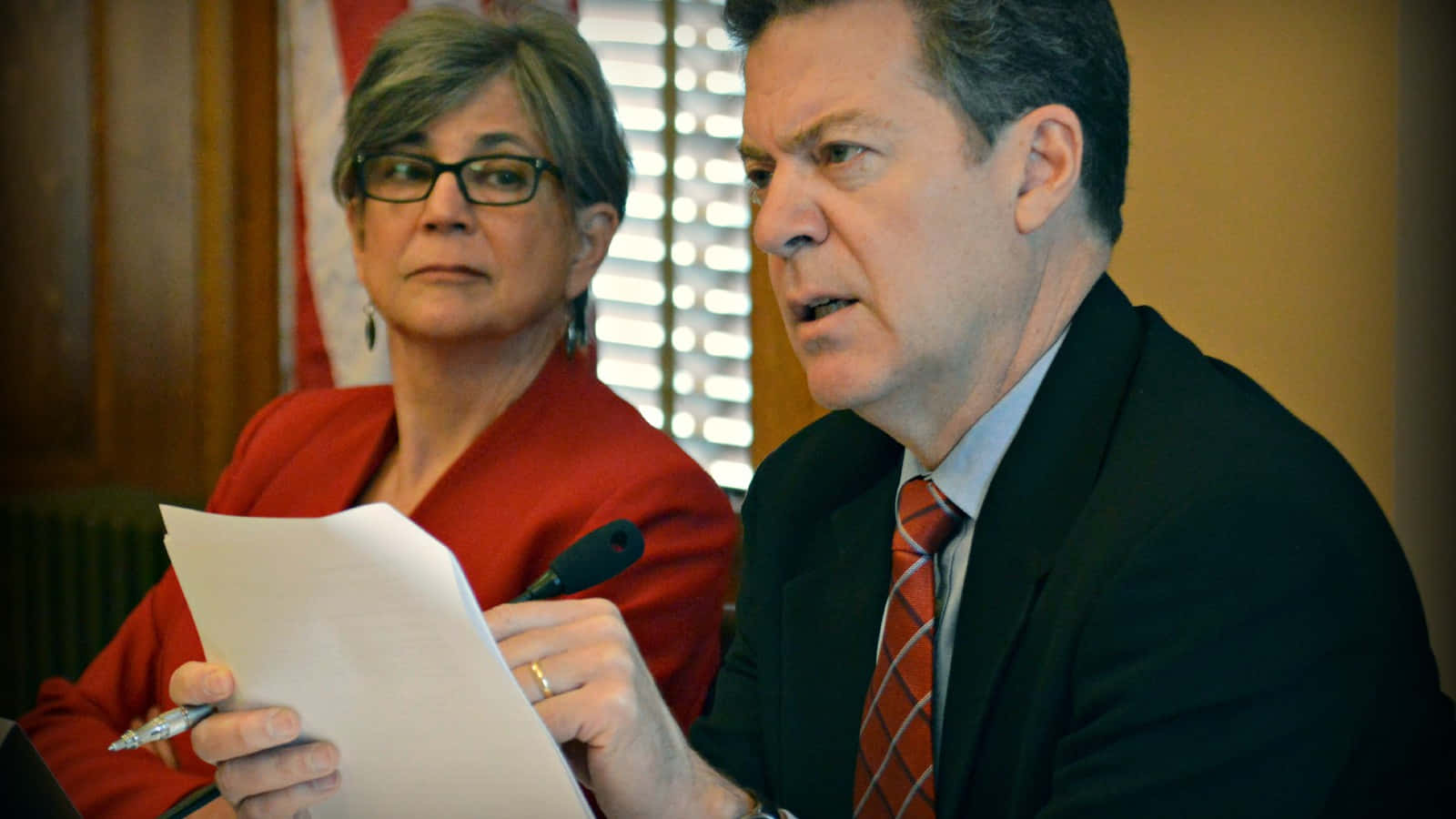 Sam Brownback, suit, microphone, HD Desktop Wallpaper