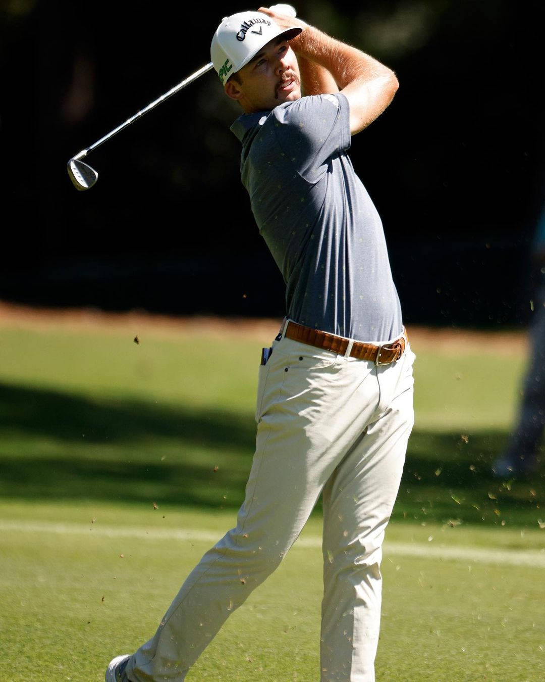 Sam Burns, golf strike, sunlit green course, HD Phone Wallpaper