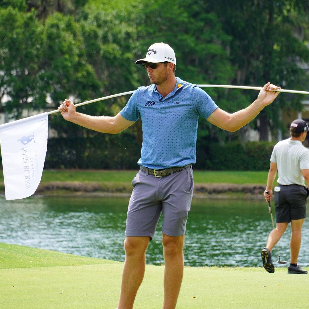 Sam Burns, white golf flag, blue shirt, SD Desktop Wallpaper
