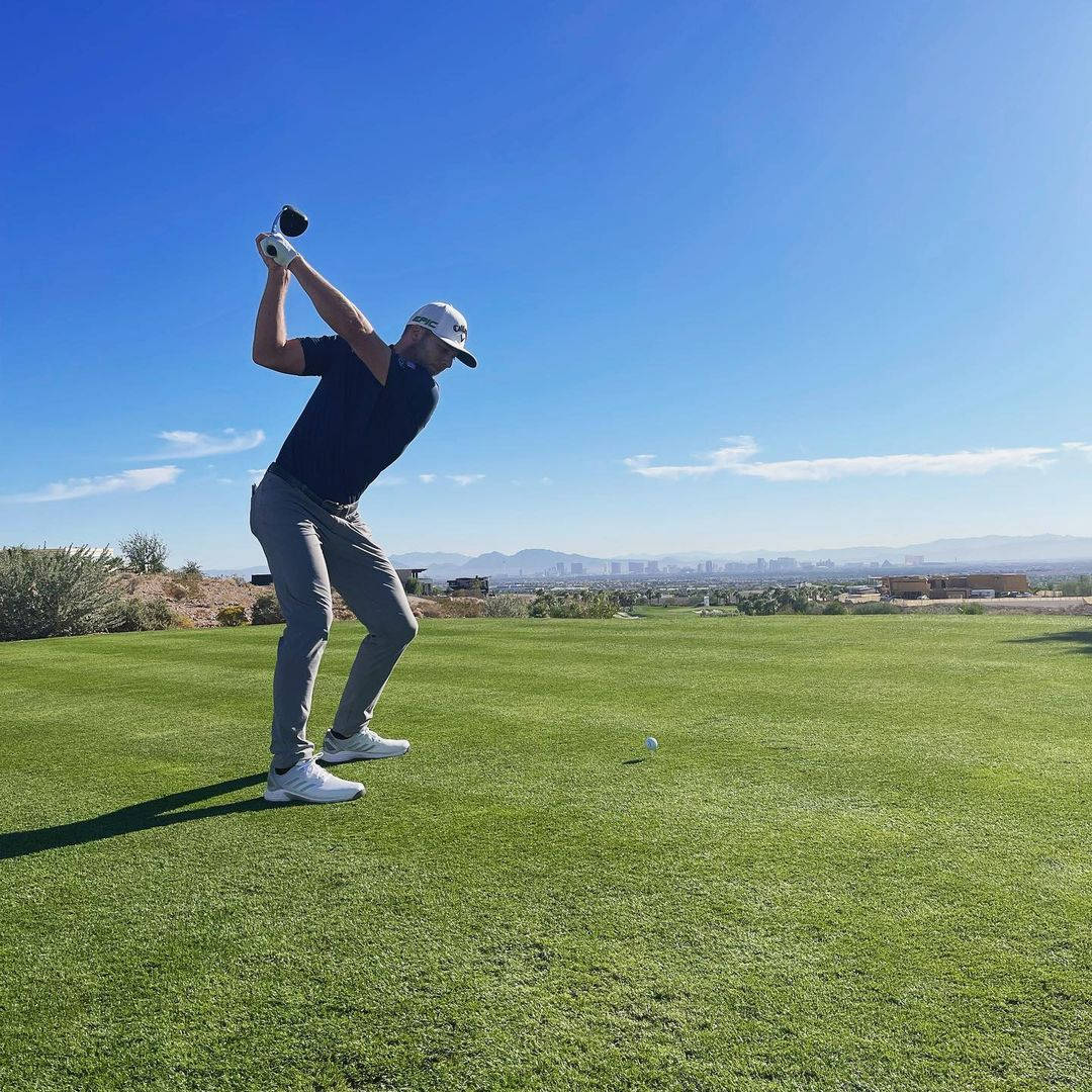 Sam Burns, mid-swing, vibrant green course, SD Desktop Wallpaper