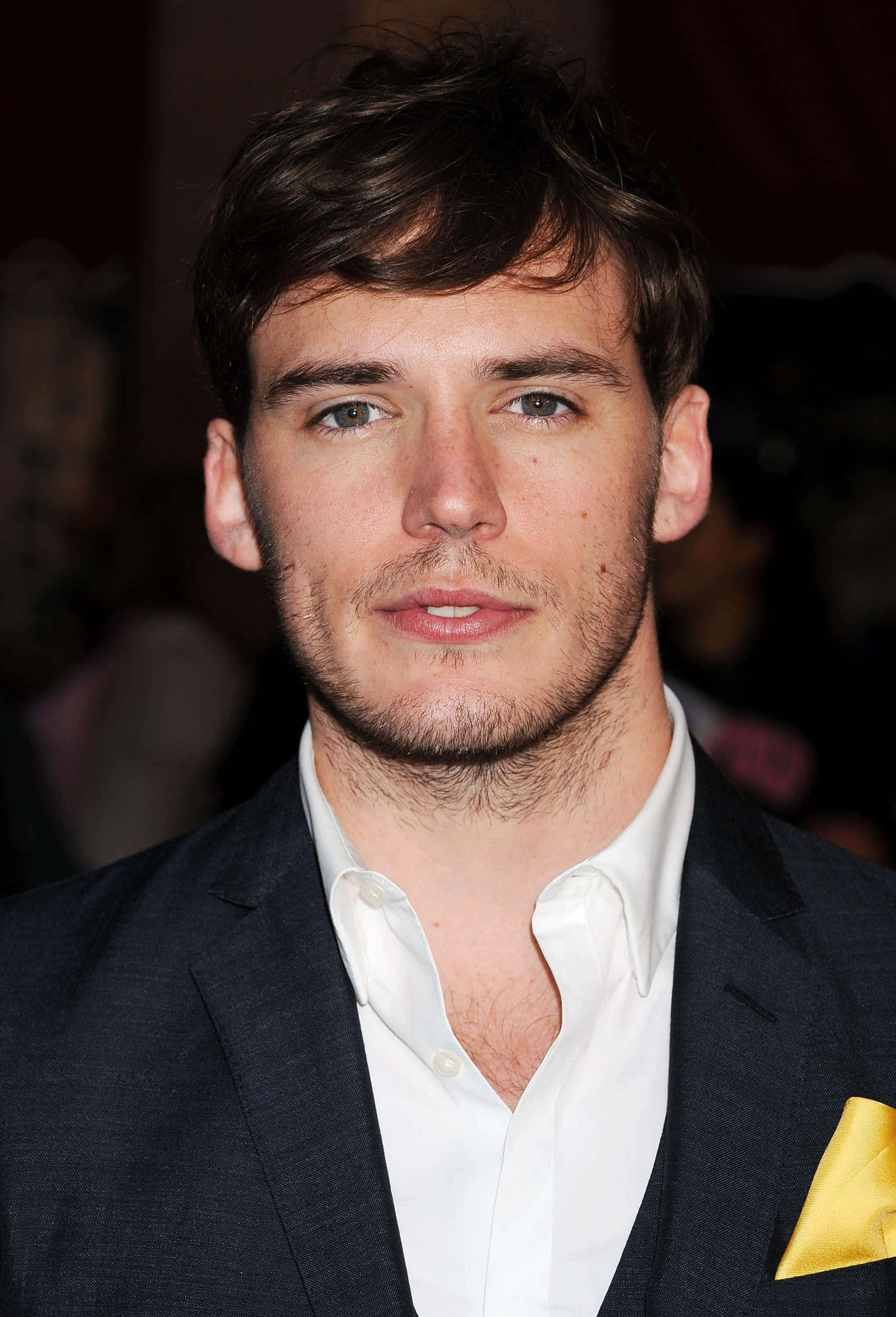Sam Claflin, dark suit, white shirt, 2K Phone Wallpaper