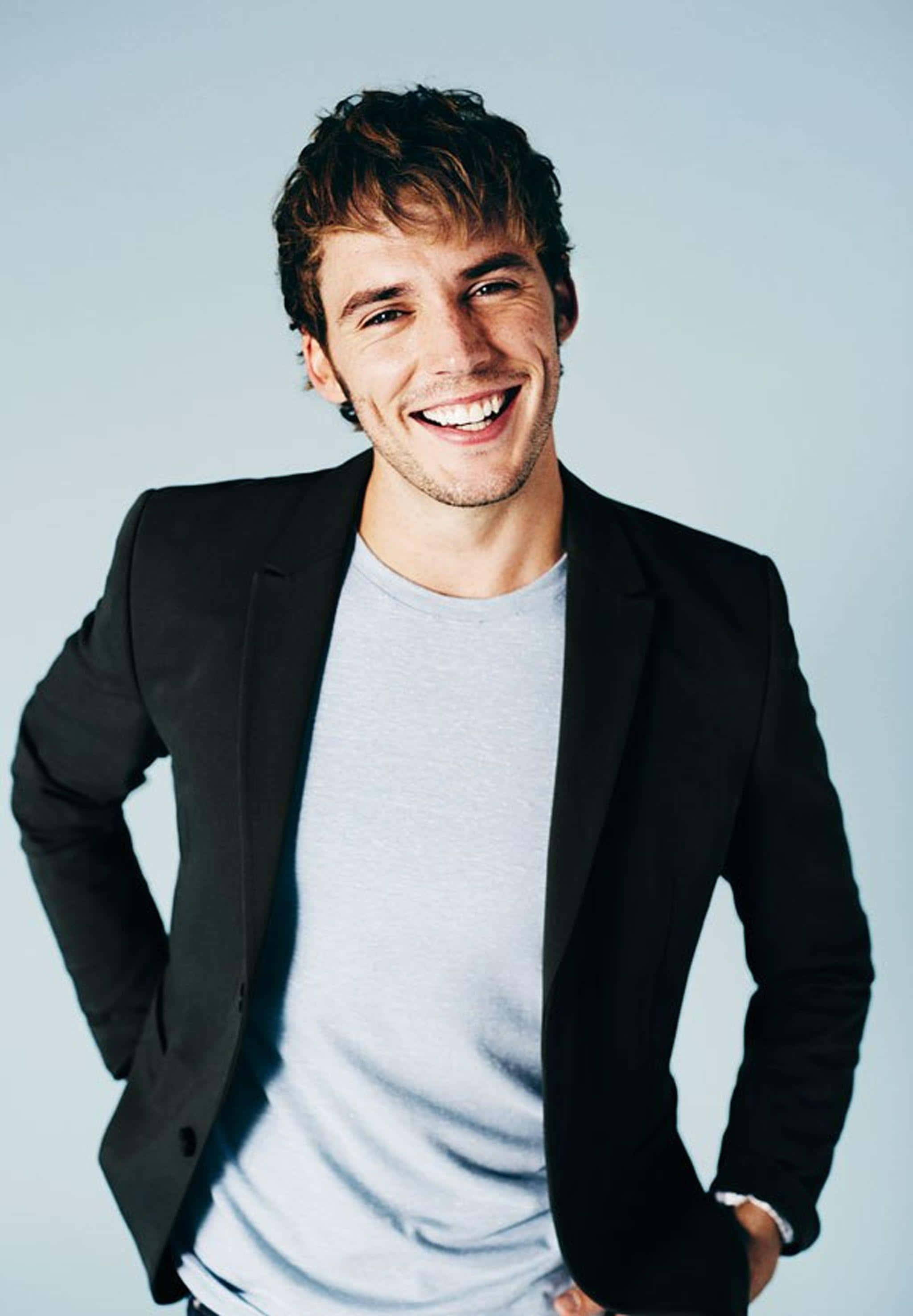Sam Claflin, black blazer, gray t-shirt, 2K Phone Wallpaper