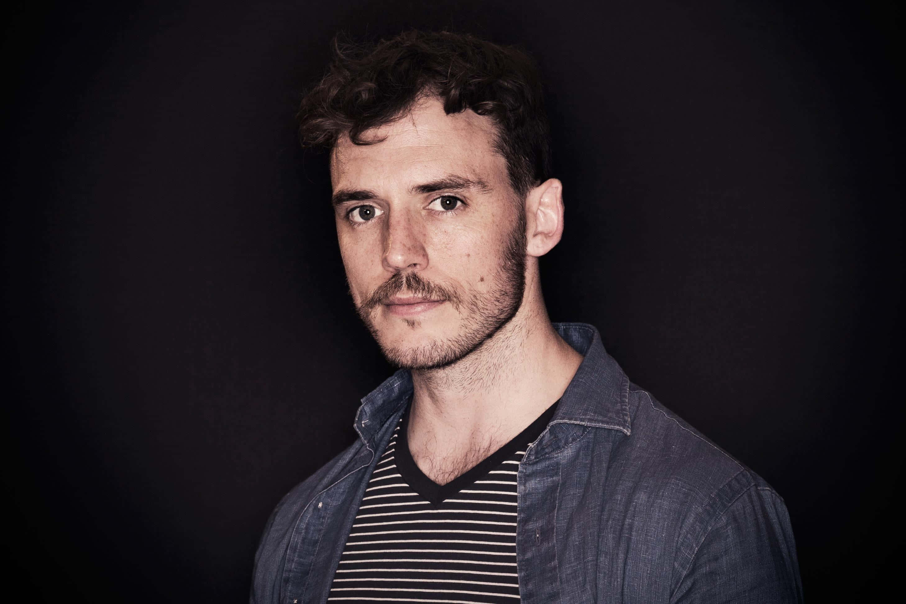 Sam Claflin, curly hair, mustache, 2K Desktop Wallpaper