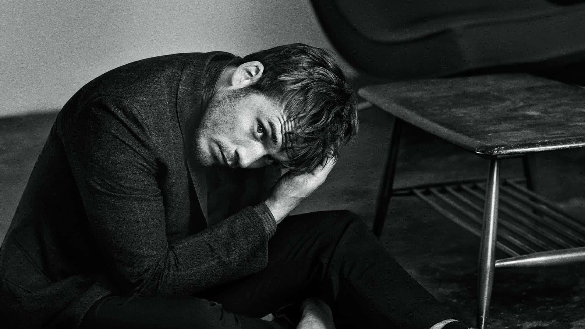 Sam Claflin, suit, black and white studio shot, Full HD Desktop Wallpaper