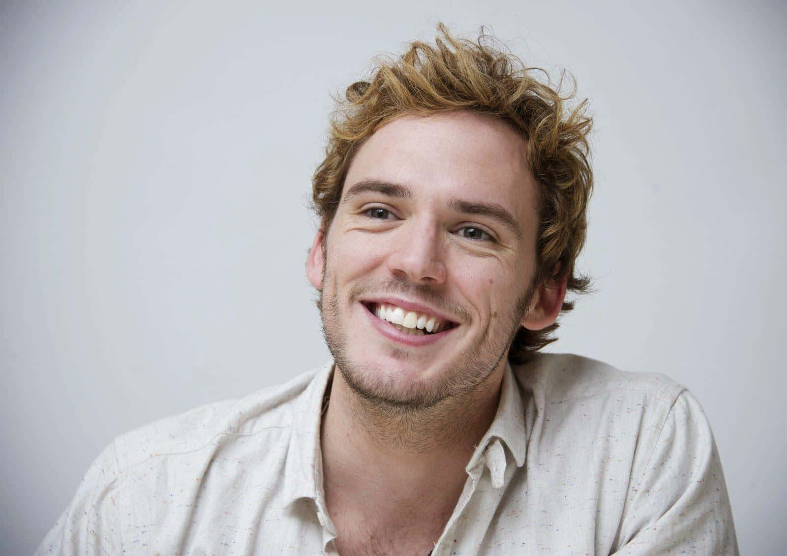 Sam Claflin, blond hair, light gray background, HD Desktop Wallpaper